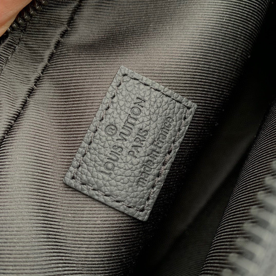 ALPHA NANO TASCHE 24 IN SCHWARZ MONOGRAMM SCHATTENPRÄGTES RINDLEDER