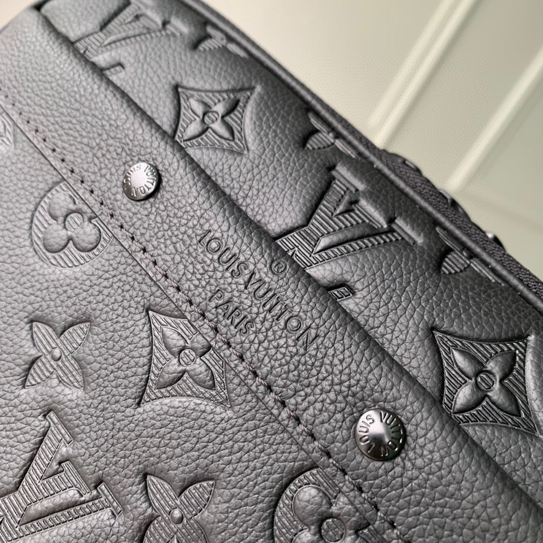 ALPHA NANO TASCHE 24 IN SCHWARZ MONOGRAMM SCHATTENPRÄGTES RINDLEDER