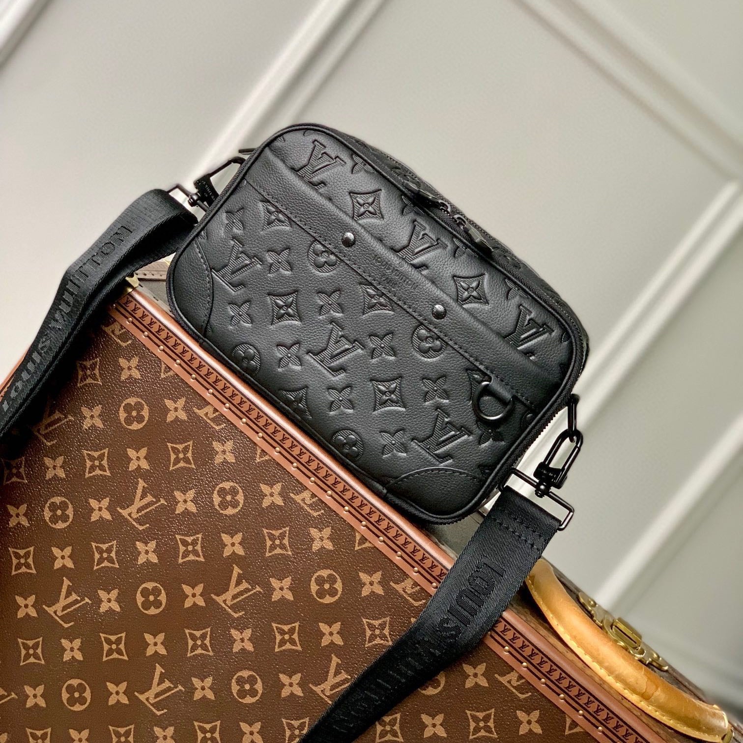 ALPHA NANO TASCHE 24 IN SCHWARZ MONOGRAMM SCHATTENPRÄGTES RINDLEDER