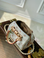 MINI SPEEDY BAG GRÜNER CHARM 18 IN HELLBRAUN MONOGRAMM DUNE BESCHICHTETES CANVAS