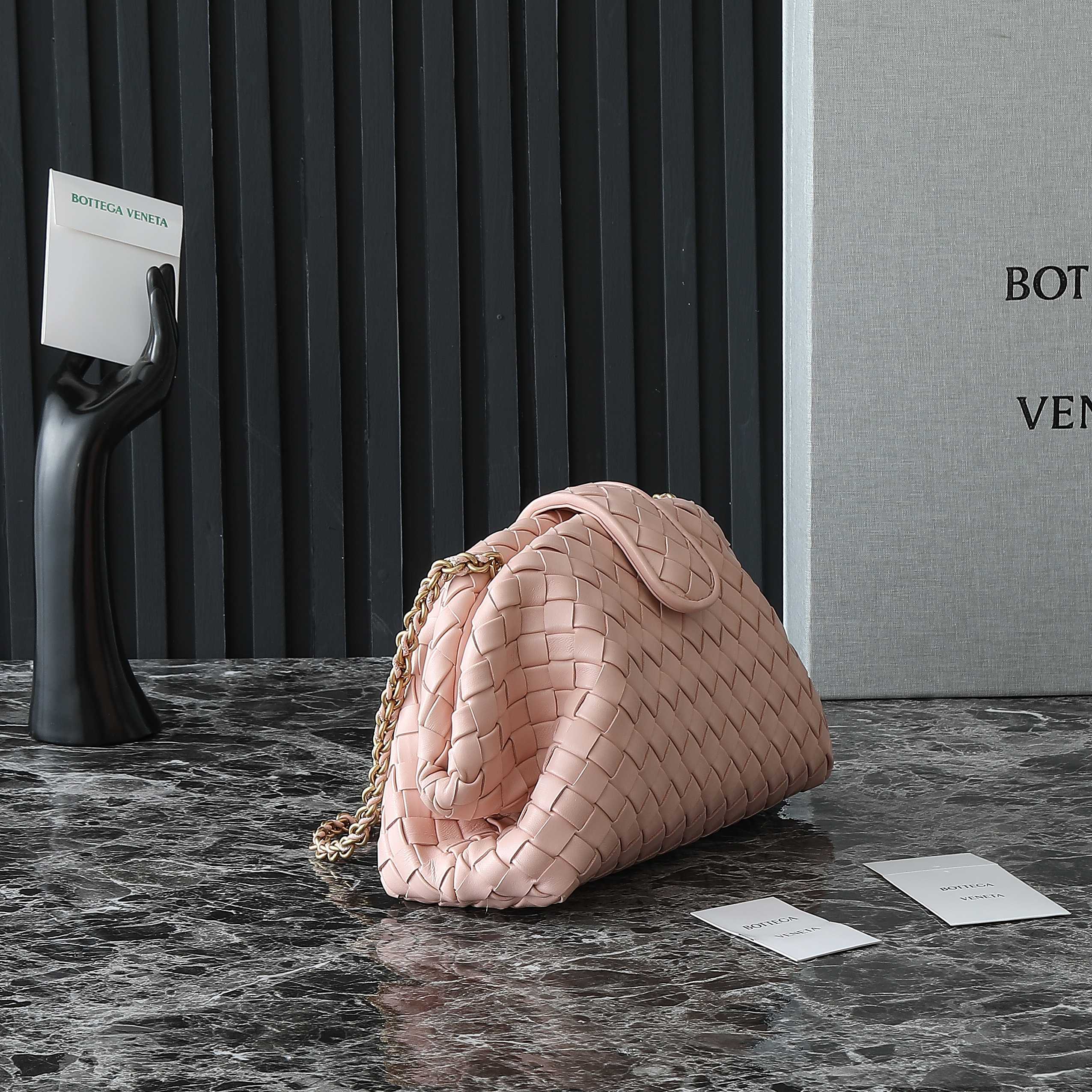 LAUREN 1980 TASCHE 31 IN MELON PINK LAMMLEDER GOLDENER TRAGERIEMEN