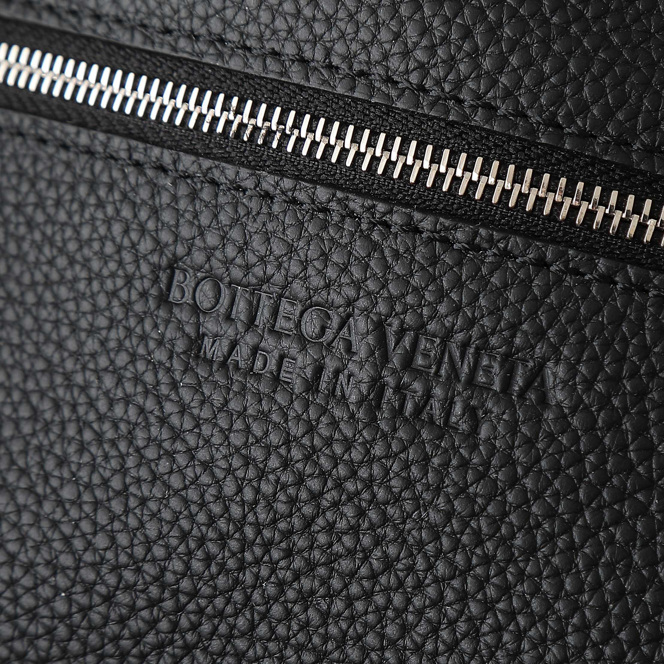 BOTTEGA VENETA 25S DIAGO 22 IN SCHWARZEM KALBSLEDER SILBERNE BESCHLÄGE