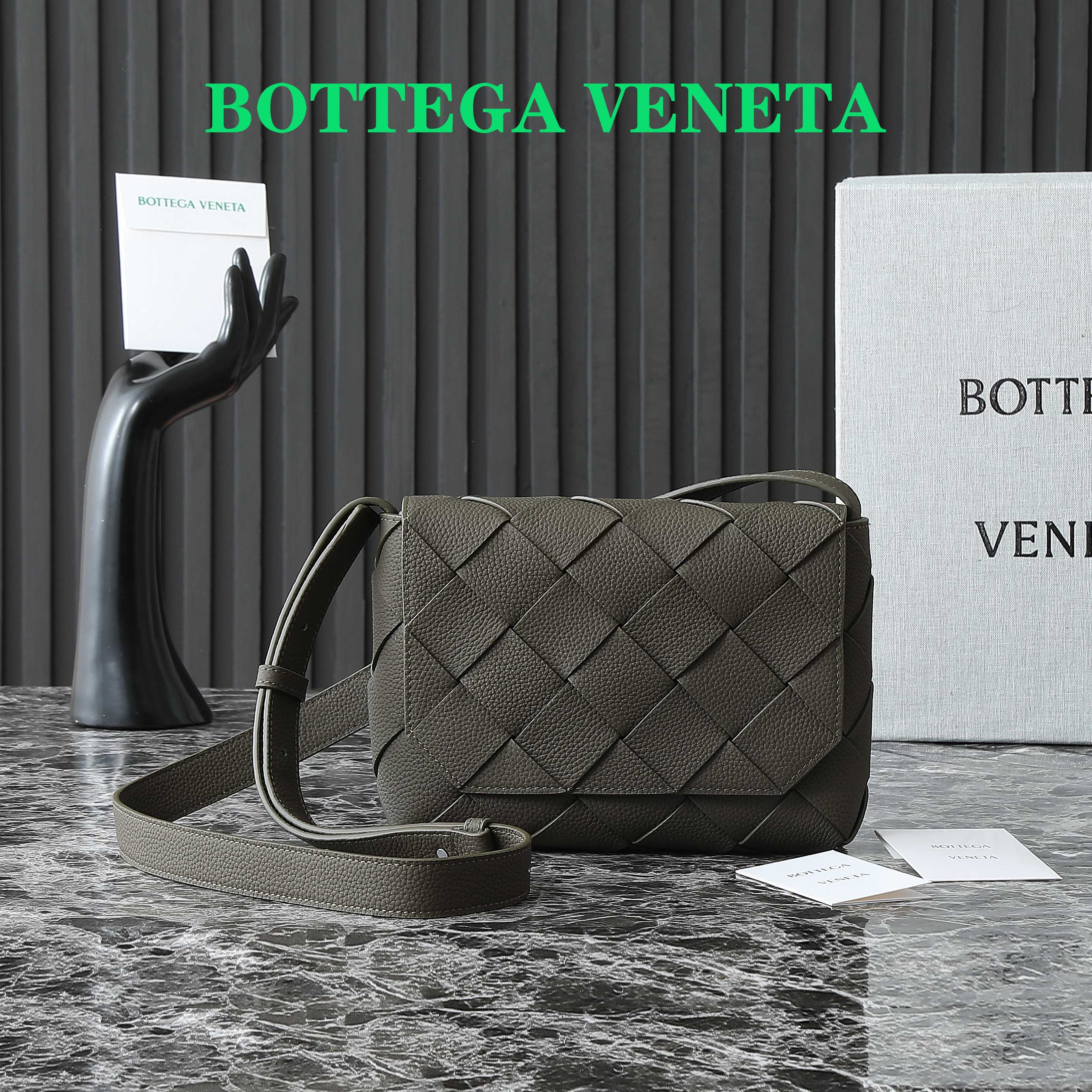 BOTTEGA VENETA 25S DIAGO 22 IN DUNKELOLIVEM KALBSLEDER SILBERNE BESCHLÄGE