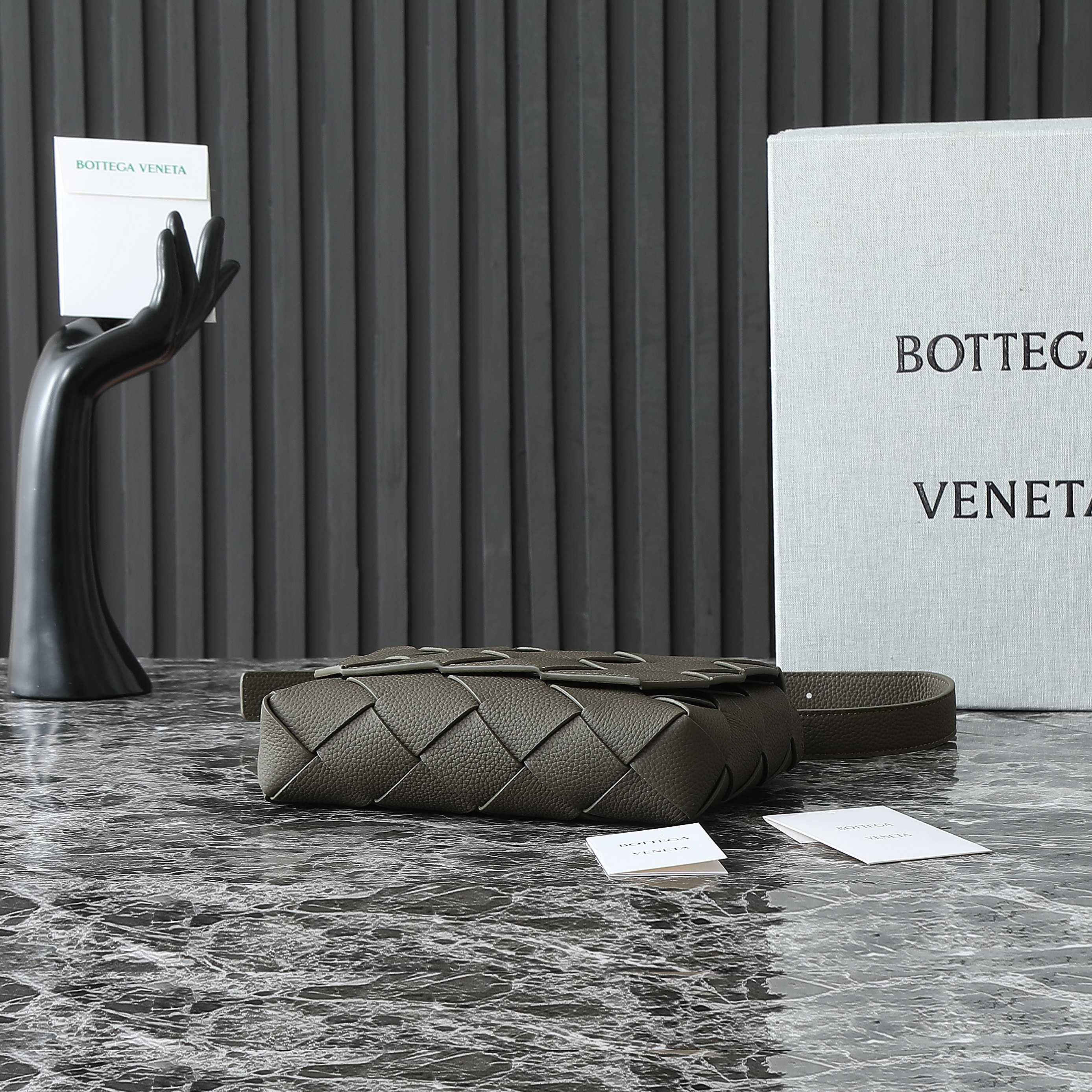 BOTTEGA VENETA 25S DIAGO 22 IN DUNKELOLIVEM KALBSLEDER SILBERNE BESCHLÄGE