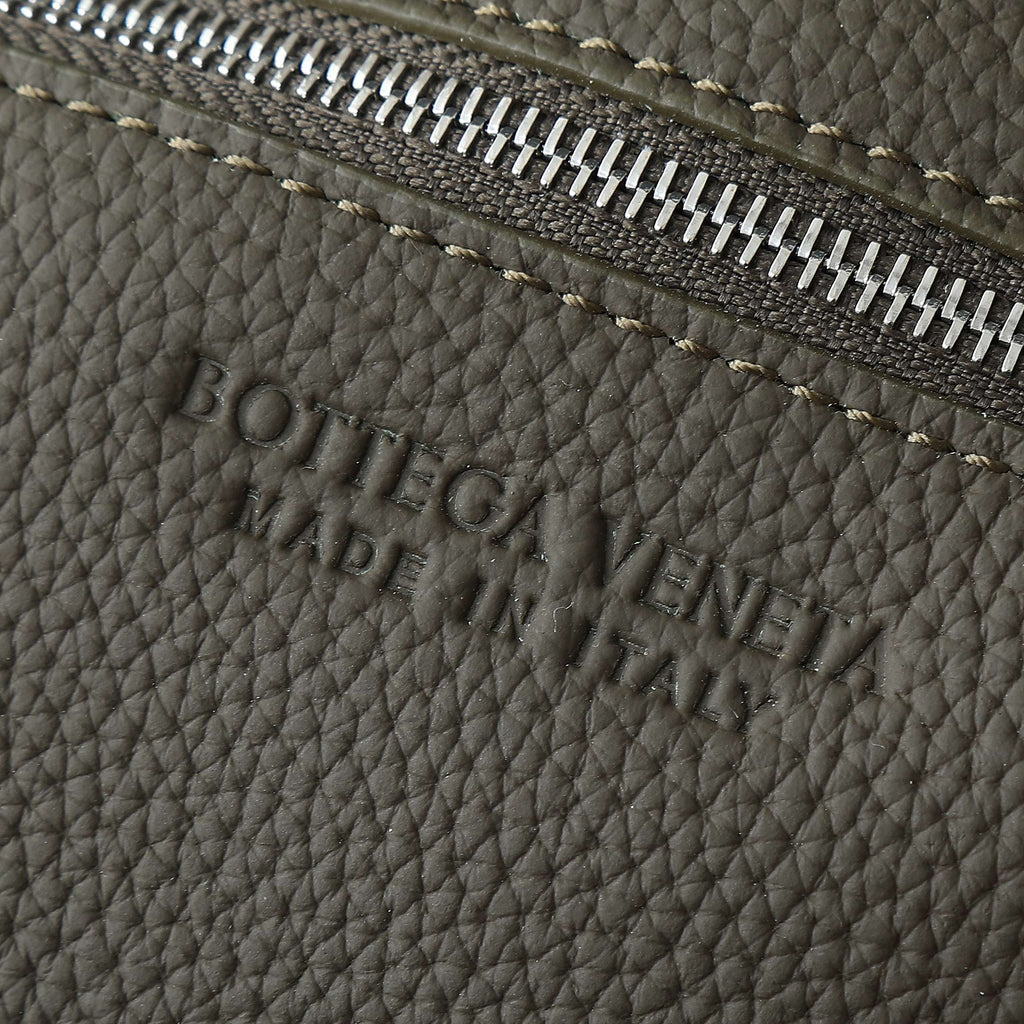 BOTTEGA VENETA 25S DIAGO 22 IN DUNKELOLIVEM KALBSLEDER SILBERNE BESCHLÄGE