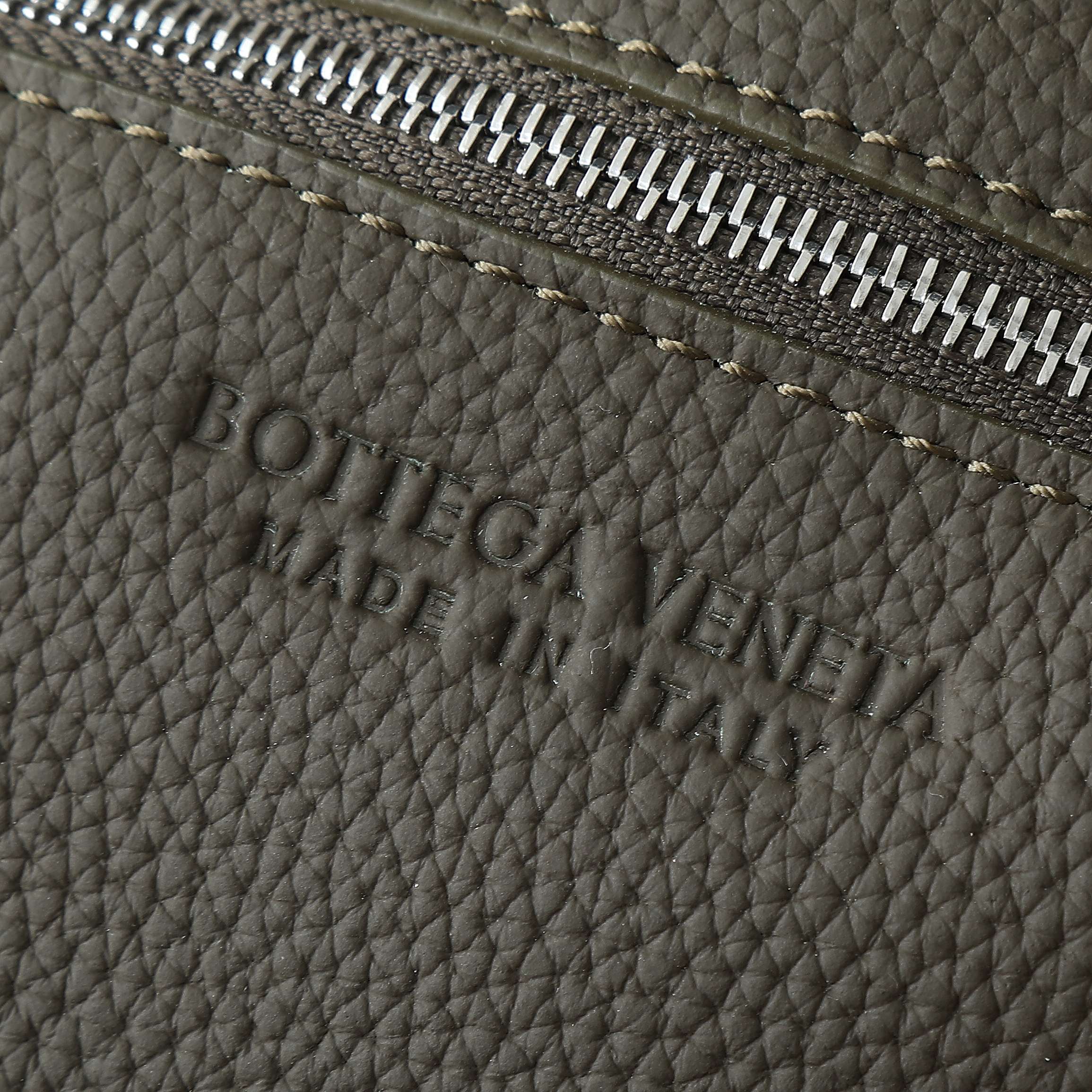 BOTTEGA VENETA 25S DIAGO 22 IN DUNKELOLIVEM KALBSLEDER SILBERNE BESCHLÄGE