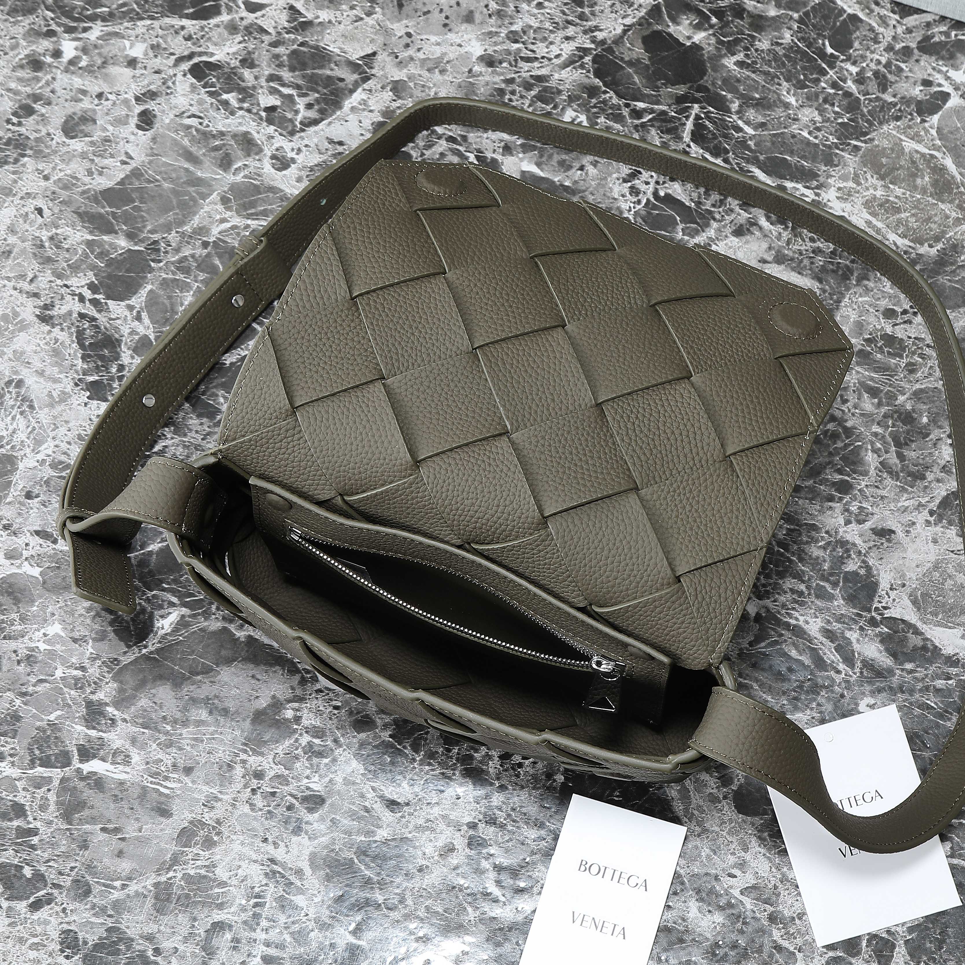 BOTTEGA VENETA 25S DIAGO 22 IN DUNKELOLIVEM KALBSLEDER SILBERNE BESCHLÄGE