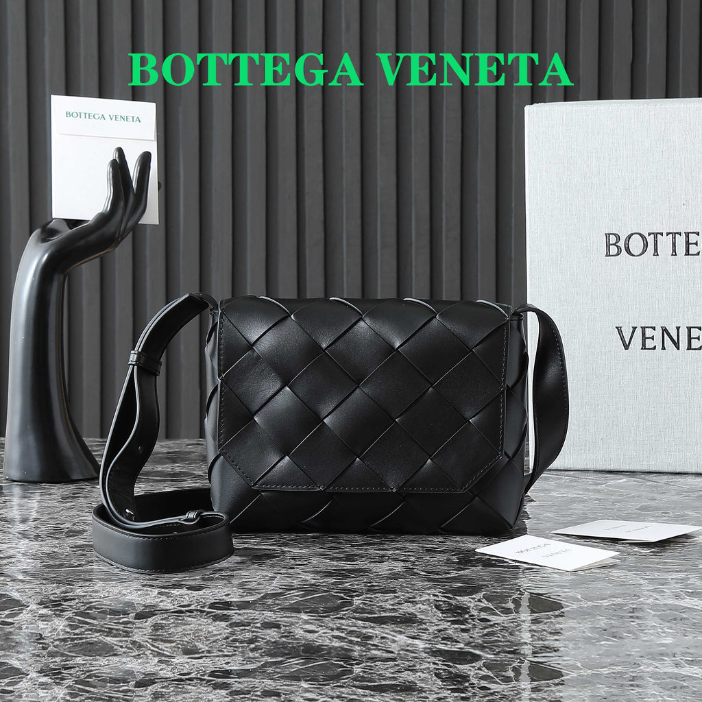 BOTTEGA VENETA 25S DIAGO 22 IN SCHWARZEM KALBSLEDER, PATENT SILBERNE BESCHLÄGE