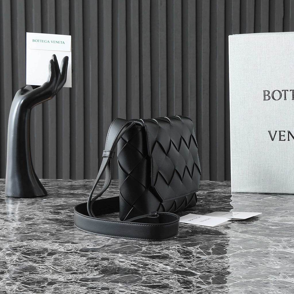 BOTTEGA VENETA 25S DIAGO 22 IN SCHWARZEM KALBSLEDER, PATENT SILBERNE BESCHLÄGE