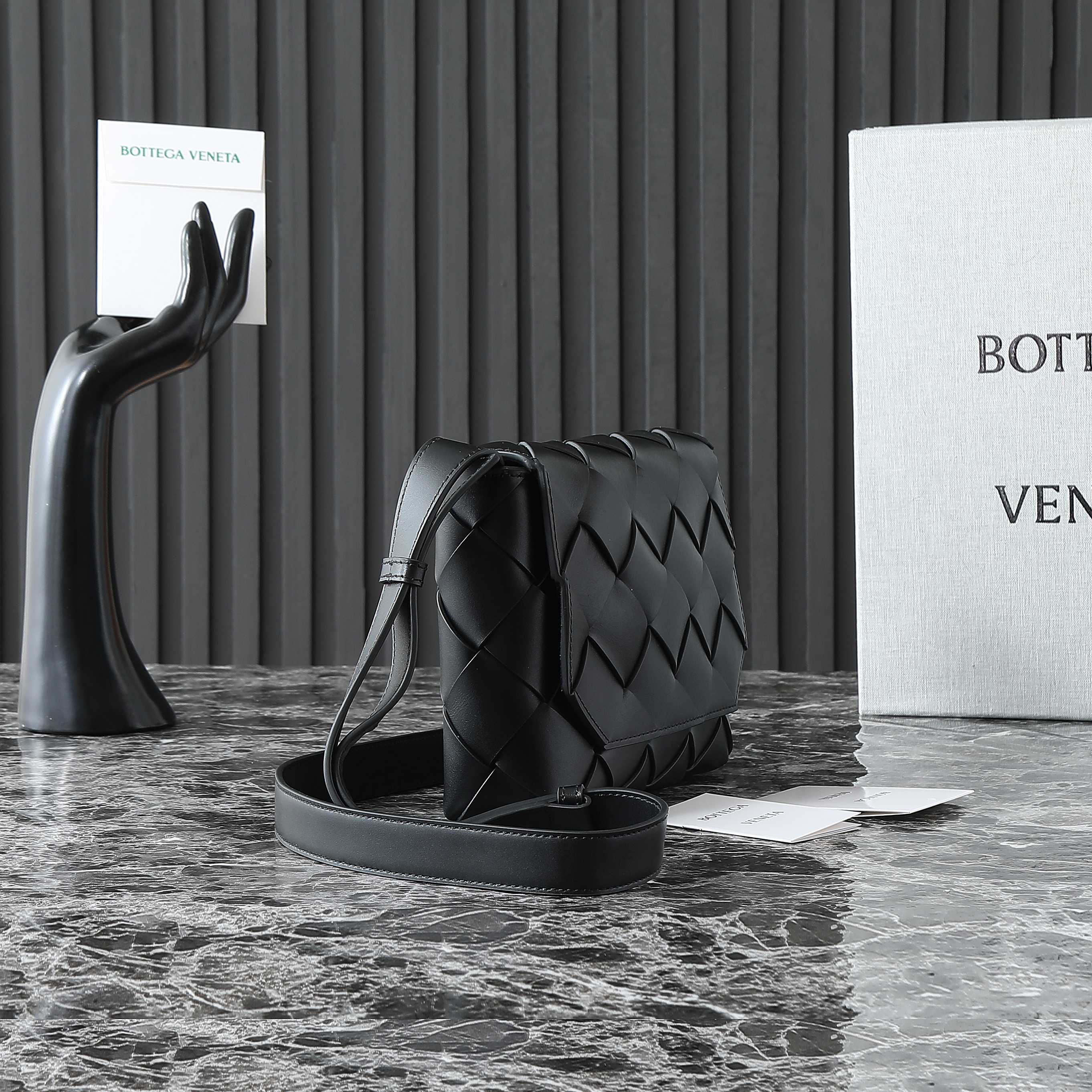 BOTTEGA VENETA 25S DIAGO 22 IN SCHWARZEM KALBSLEDER, PATENT SILBERNE BESCHLÄGE