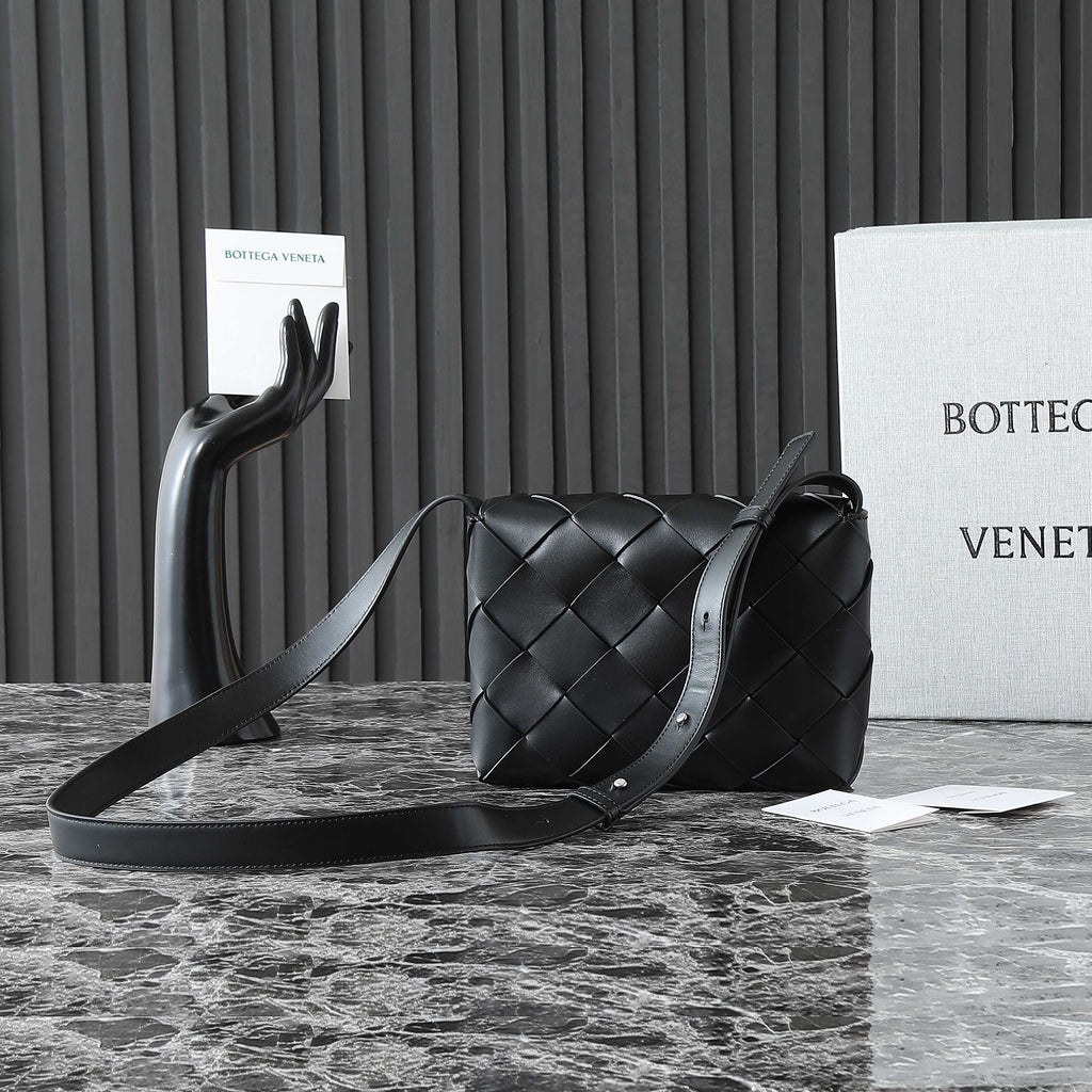 BOTTEGA VENETA 25S DIAGO 22 IN SCHWARZEM KALBSLEDER, PATENT SILBERNE BESCHLÄGE