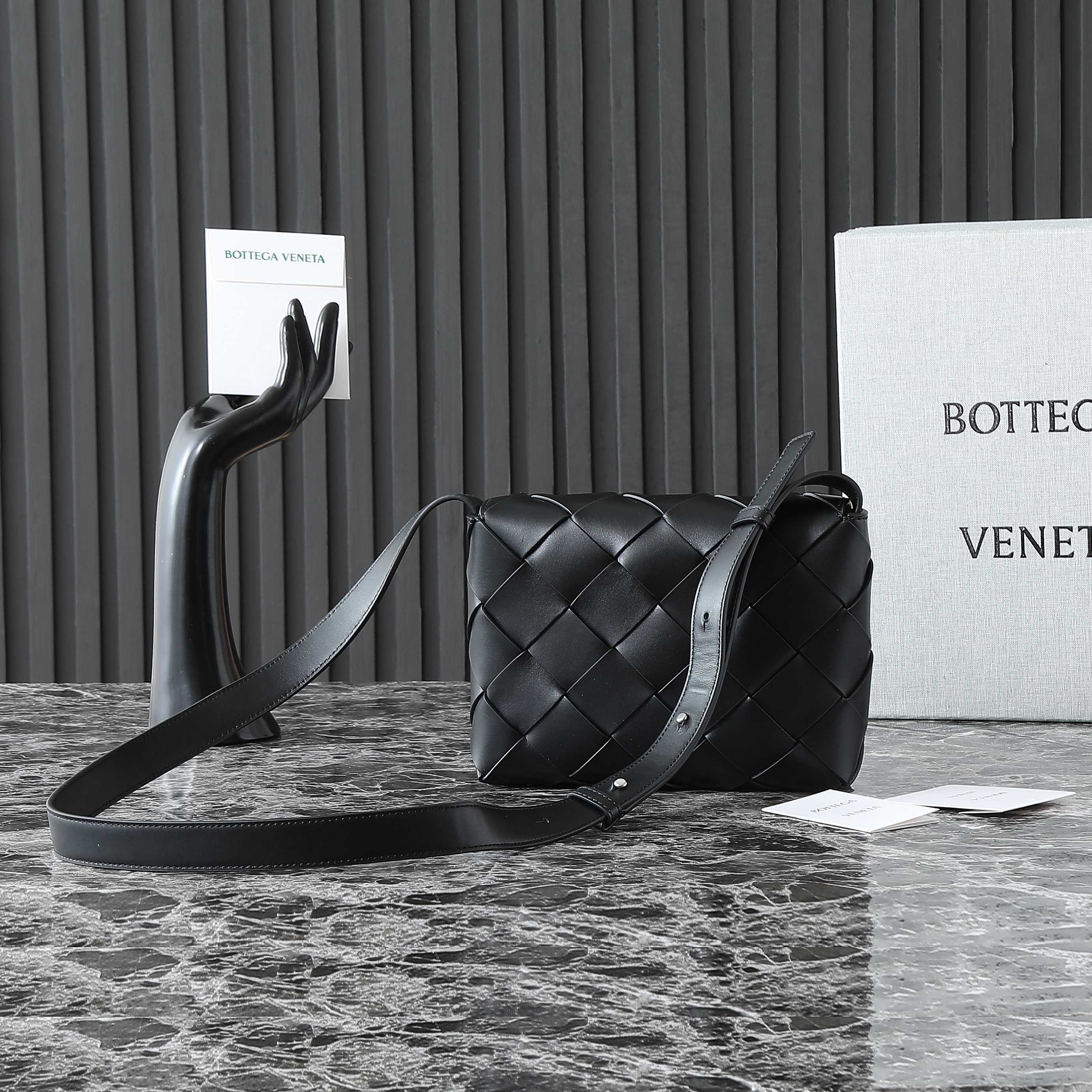 BOTTEGA VENETA 25S DIAGO 22 IN SCHWARZEM KALBSLEDER, PATENT SILBERNE BESCHLÄGE