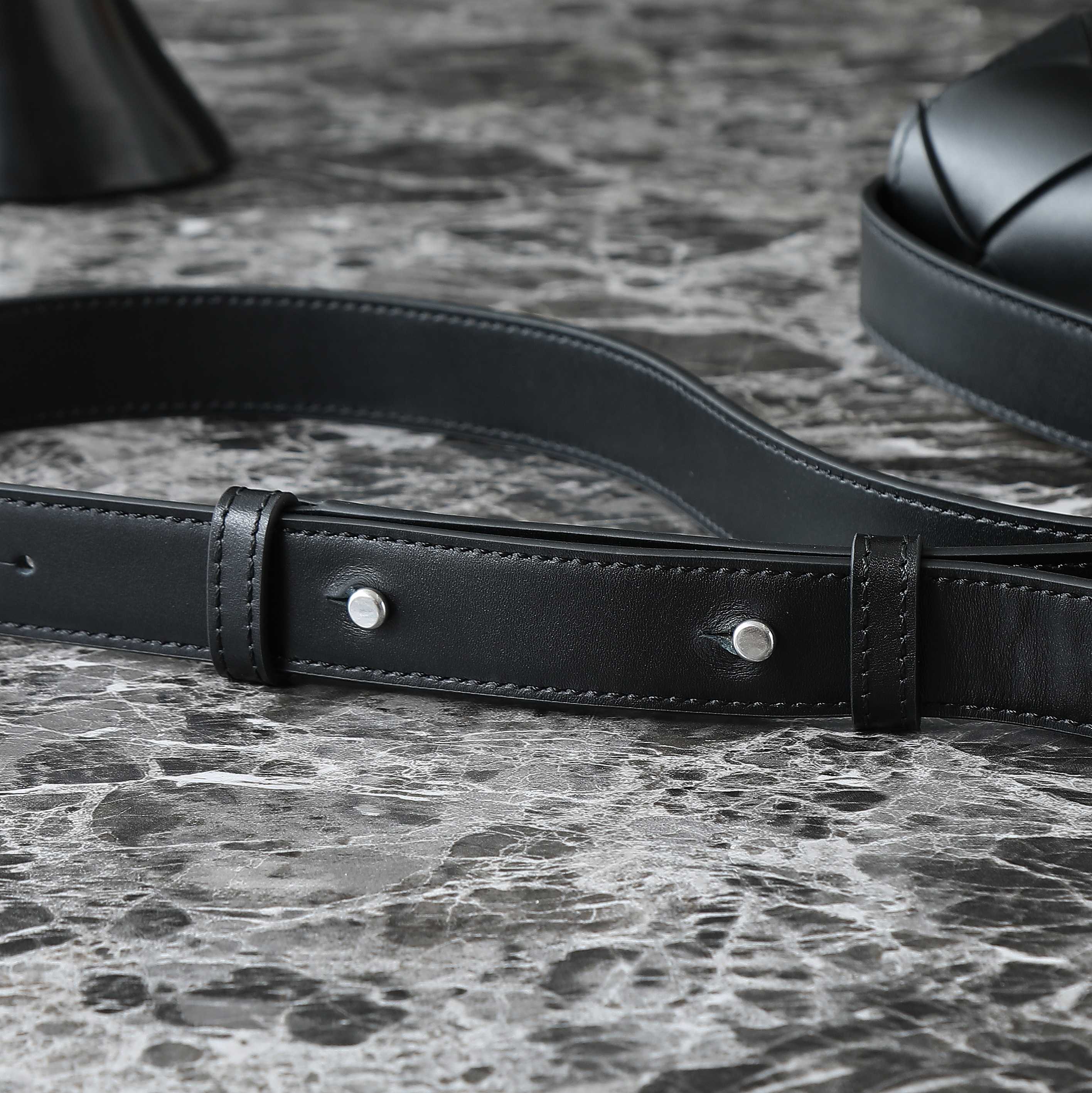 BOTTEGA VENETA 25S DIAGO 22 IN SCHWARZEM KALBSLEDER, PATENT SILBERNE BESCHLÄGE