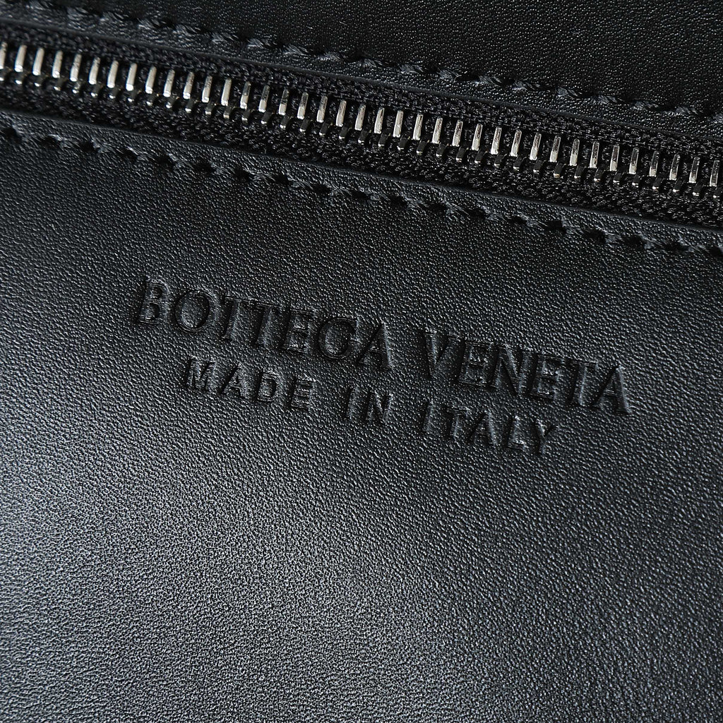 BOTTEGA VENETA 25S DIAGO 22 IN SCHWARZEM KALBSLEDER, PATENT SILBERNE BESCHLÄGE