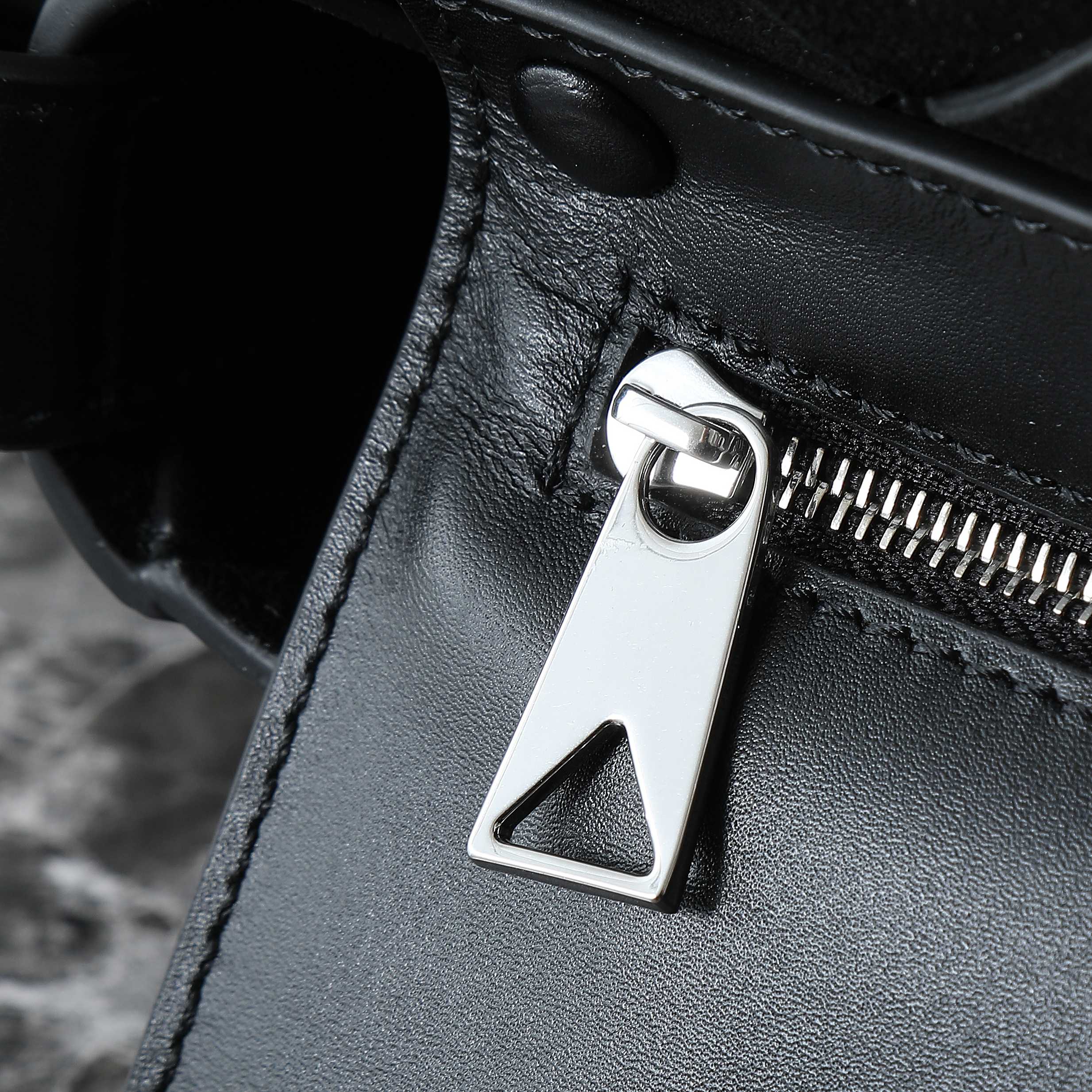 BOTTEGA VENETA 25S DIAGO 22 IN SCHWARZEM KALBSLEDER, PATENT SILBERNE BESCHLÄGE