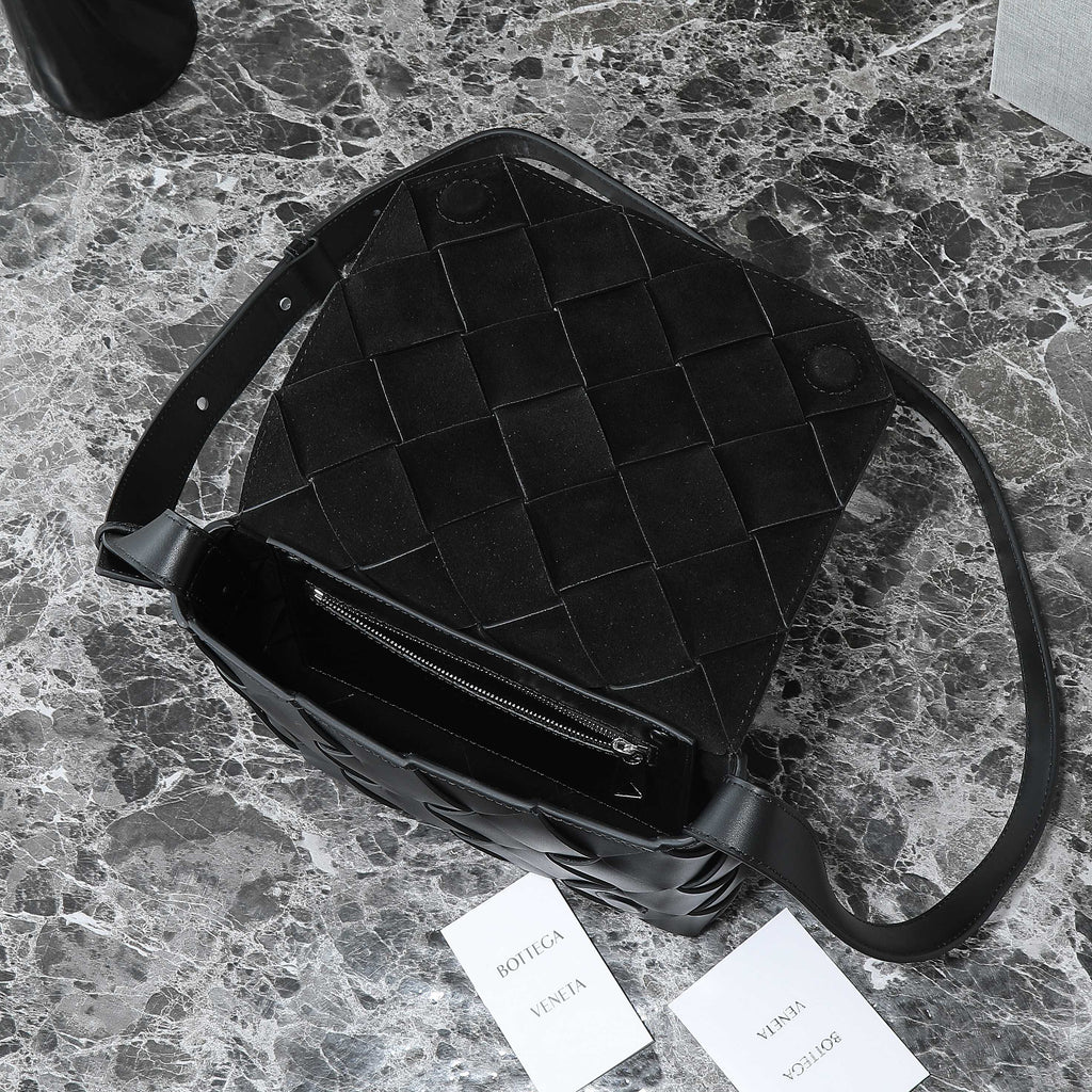 BOTTEGA VENETA 25S DIAGO 22 IN SCHWARZEM KALBSLEDER, PATENT SILBERNE BESCHLÄGE