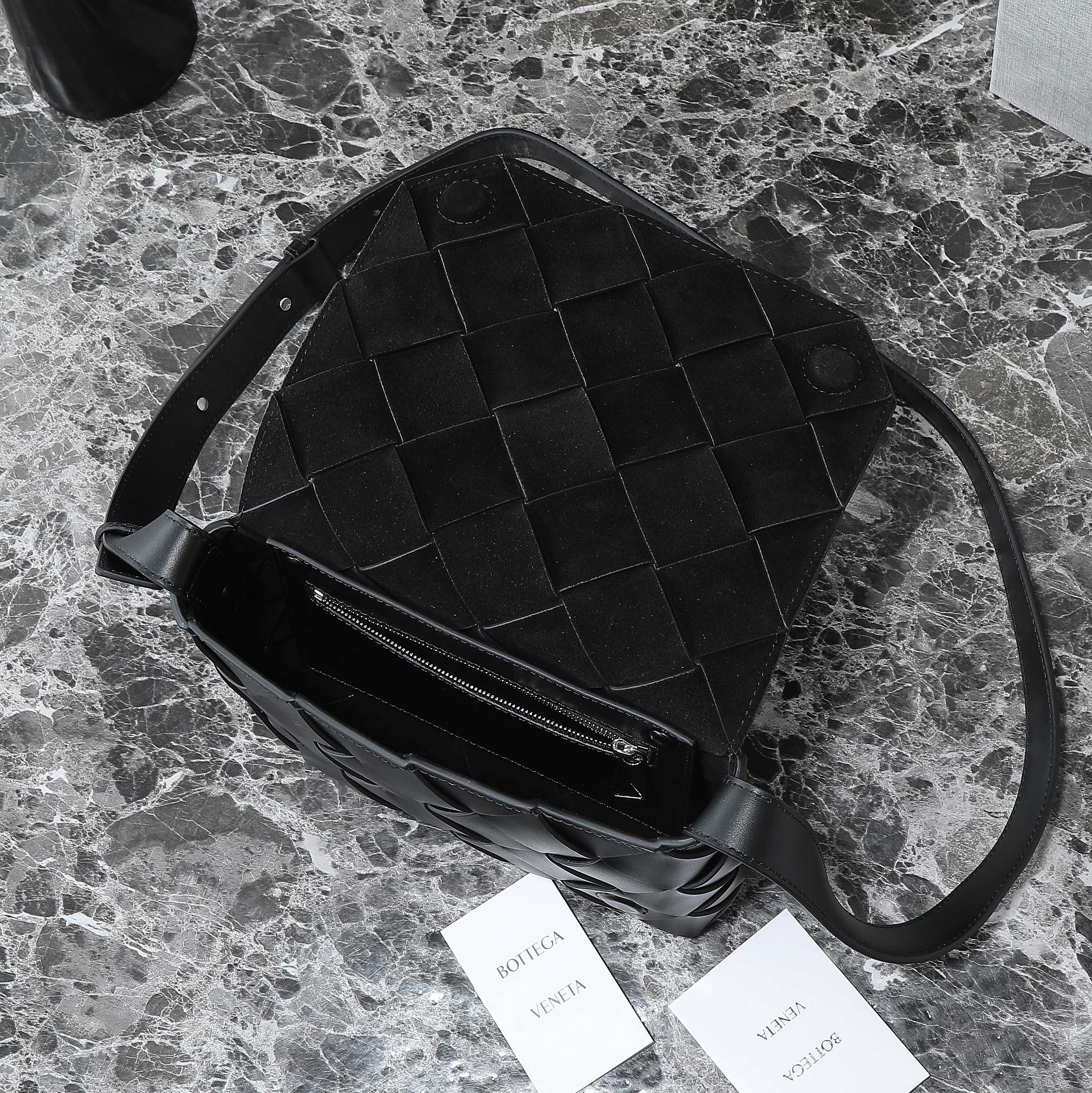 BOTTEGA VENETA 25S DIAGO 22 IN SCHWARZEM KALBSLEDER, PATENT SILBERNE BESCHLÄGE