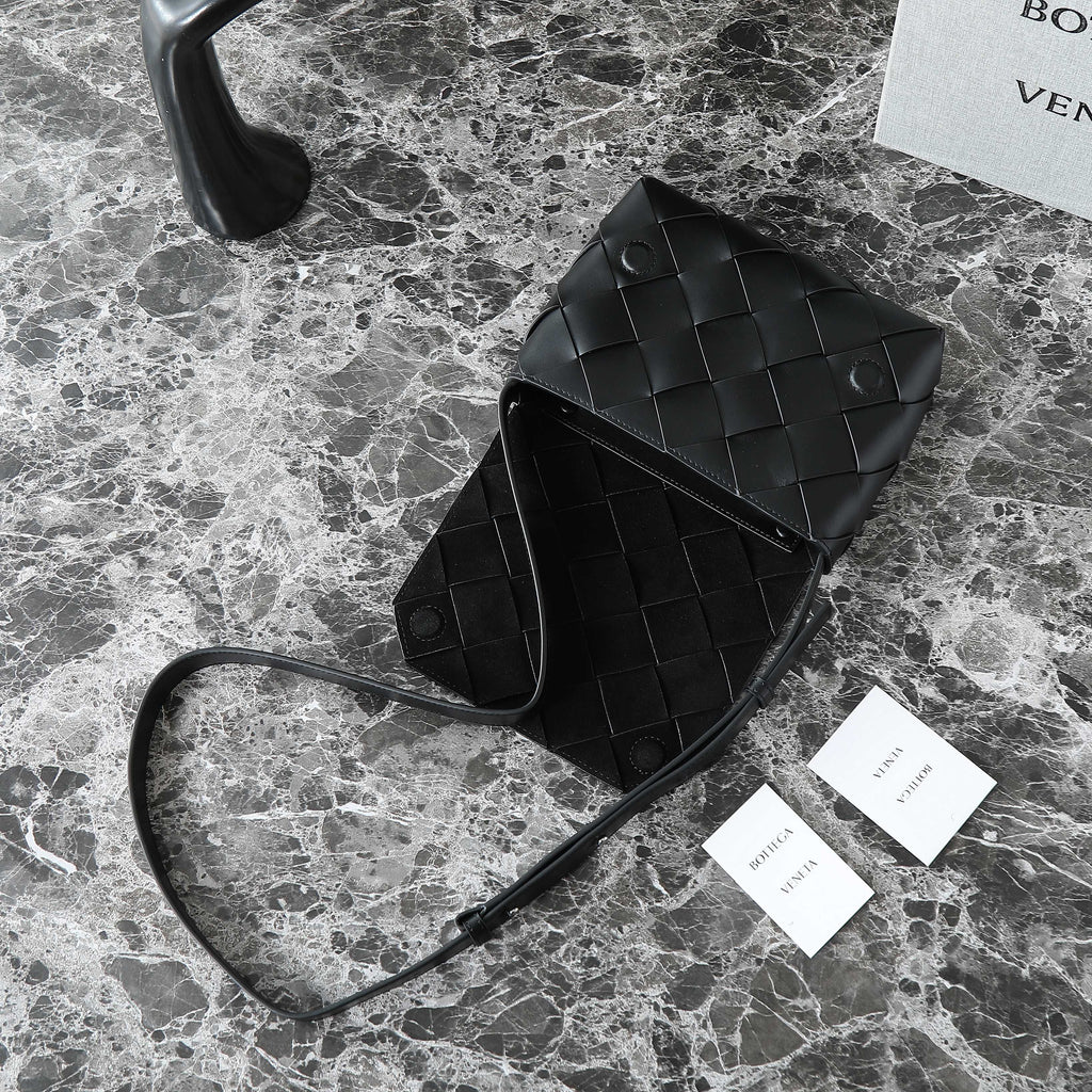 BOTTEGA VENETA 25S DIAGO 22 IN SCHWARZEM KALBSLEDER, PATENT SILBERNE BESCHLÄGE