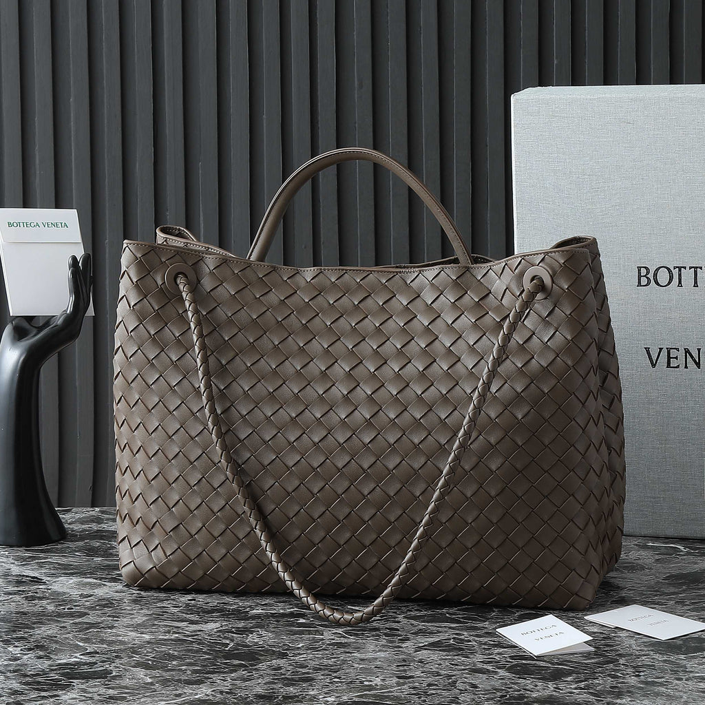 BOTTEGA VENETA 25S LARGE ANDIAMO 42 IN DUNKELBRAUNEM KALBSLEDER-GOLD-HARDWARE
