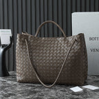 BOTTEGA VENETA 25S LARGE ANDIAMO 42 IN DUNKELBRAUNEM KALBSLEDER-GOLD-HARDWARE