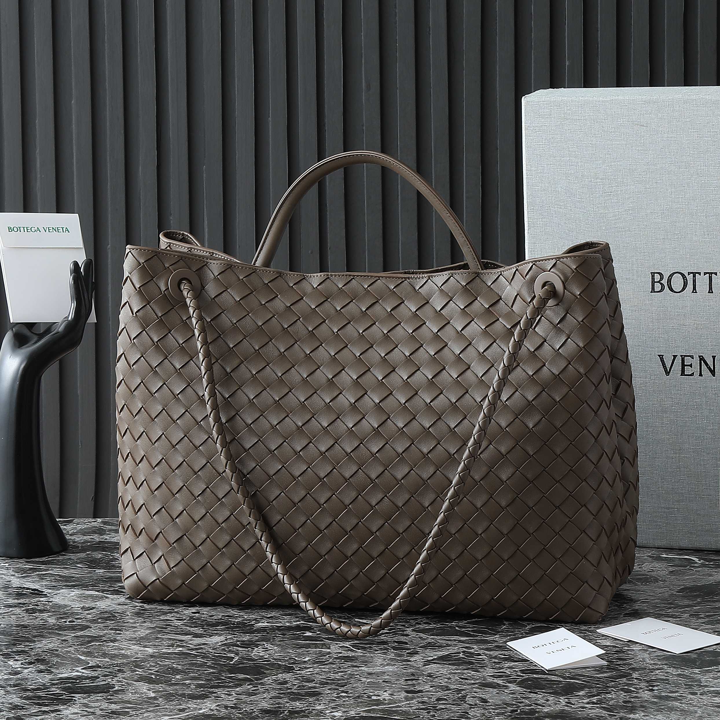 BOTTEGA VENETA 25S LARGE ANDIAMO 42 IN DUNKELBRAUNEM KALBSLEDER-GOLD-HARDWARE