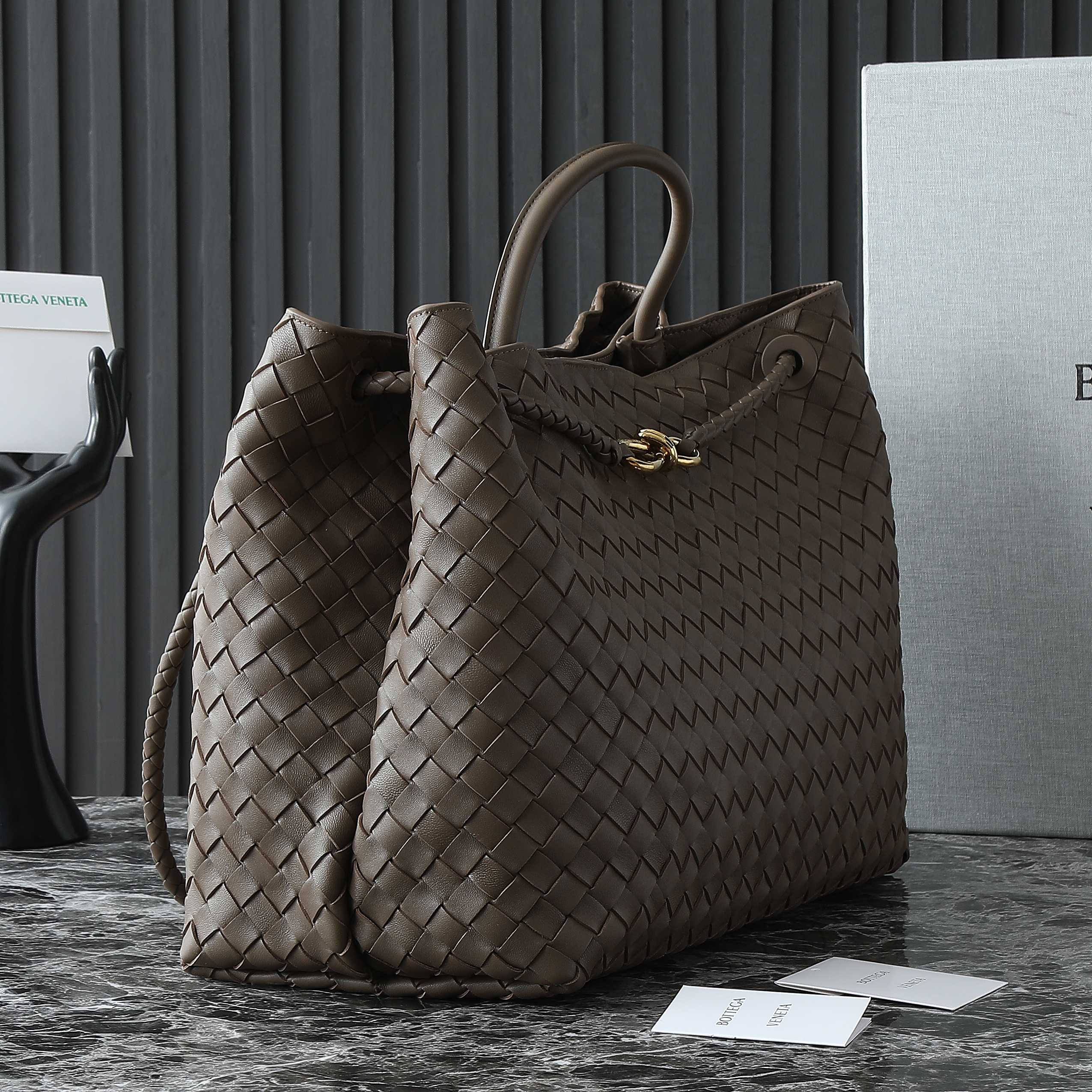 BOTTEGA VENETA 25S LARGE ANDIAMO 42 IN DUNKELBRAUNEM KALBSLEDER-GOLD-HARDWARE