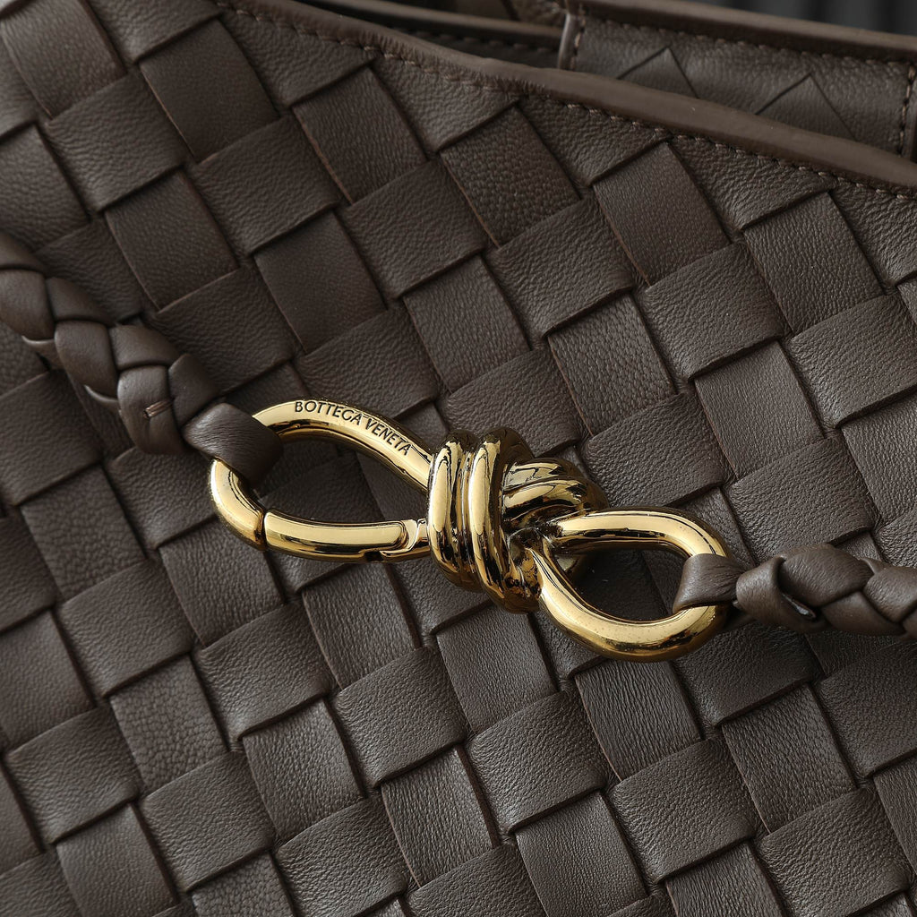 BOTTEGA VENETA 25S LARGE ANDIAMO 42 IN DUNKELBRAUNEM KALBSLEDER-GOLD-HARDWARE