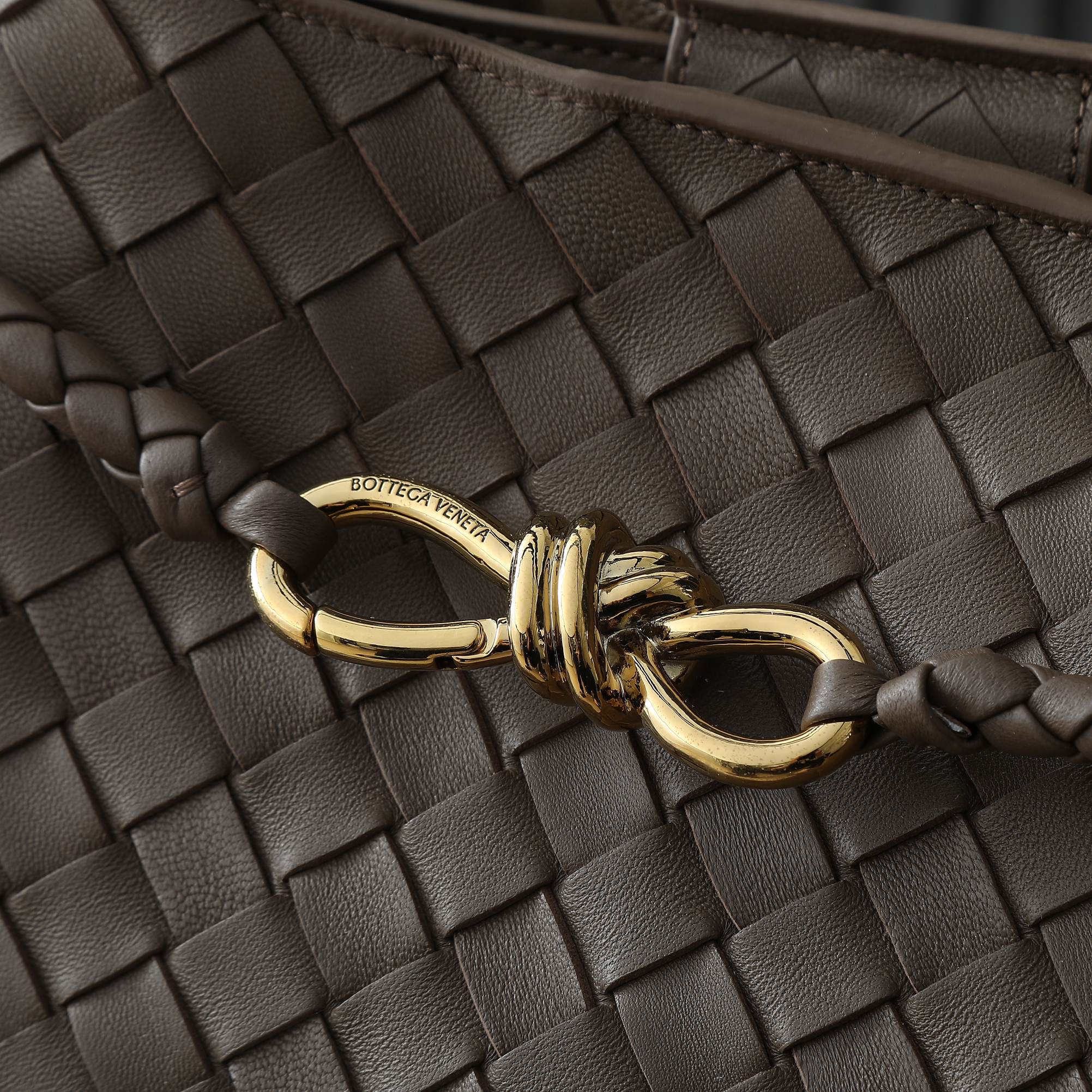 BOTTEGA VENETA 25S LARGE ANDIAMO 42 IN DUNKELBRAUNEM KALBSLEDER-GOLD-HARDWARE