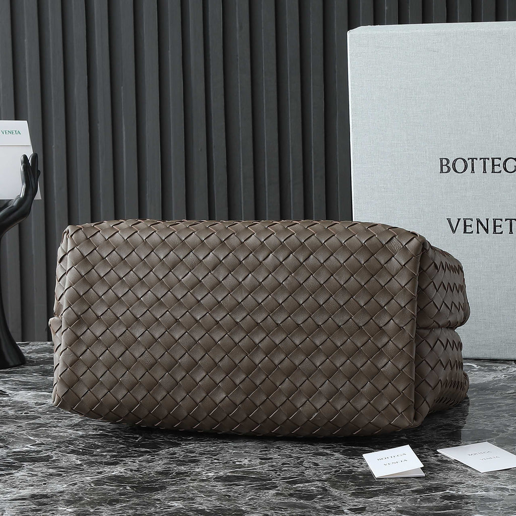 BOTTEGA VENETA 25S LARGE ANDIAMO 42 IN DUNKELBRAUNEM KALBSLEDER-GOLD-HARDWARE