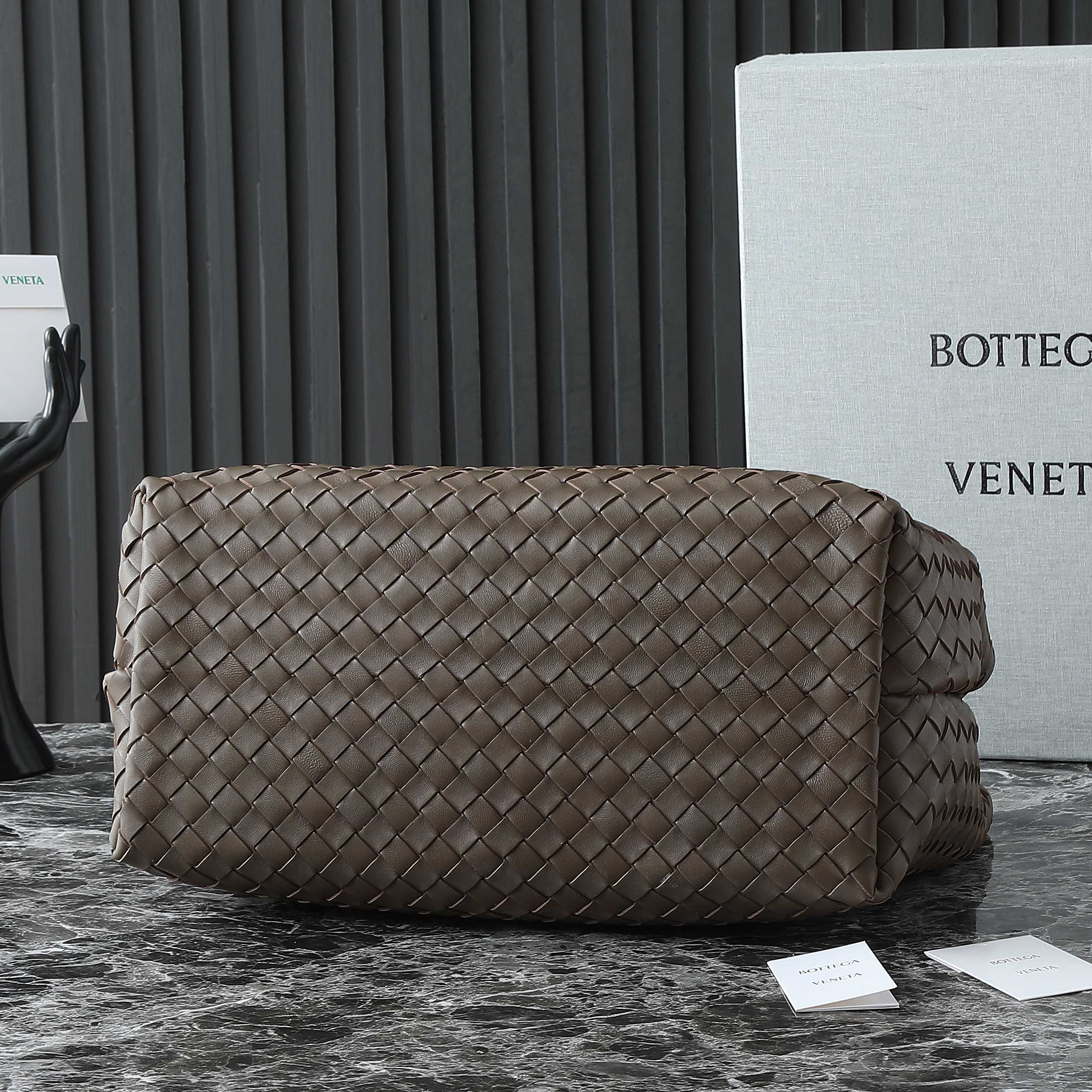 BOTTEGA VENETA 25S LARGE ANDIAMO 42 IN DUNKELBRAUNEM KALBSLEDER-GOLD-HARDWARE
