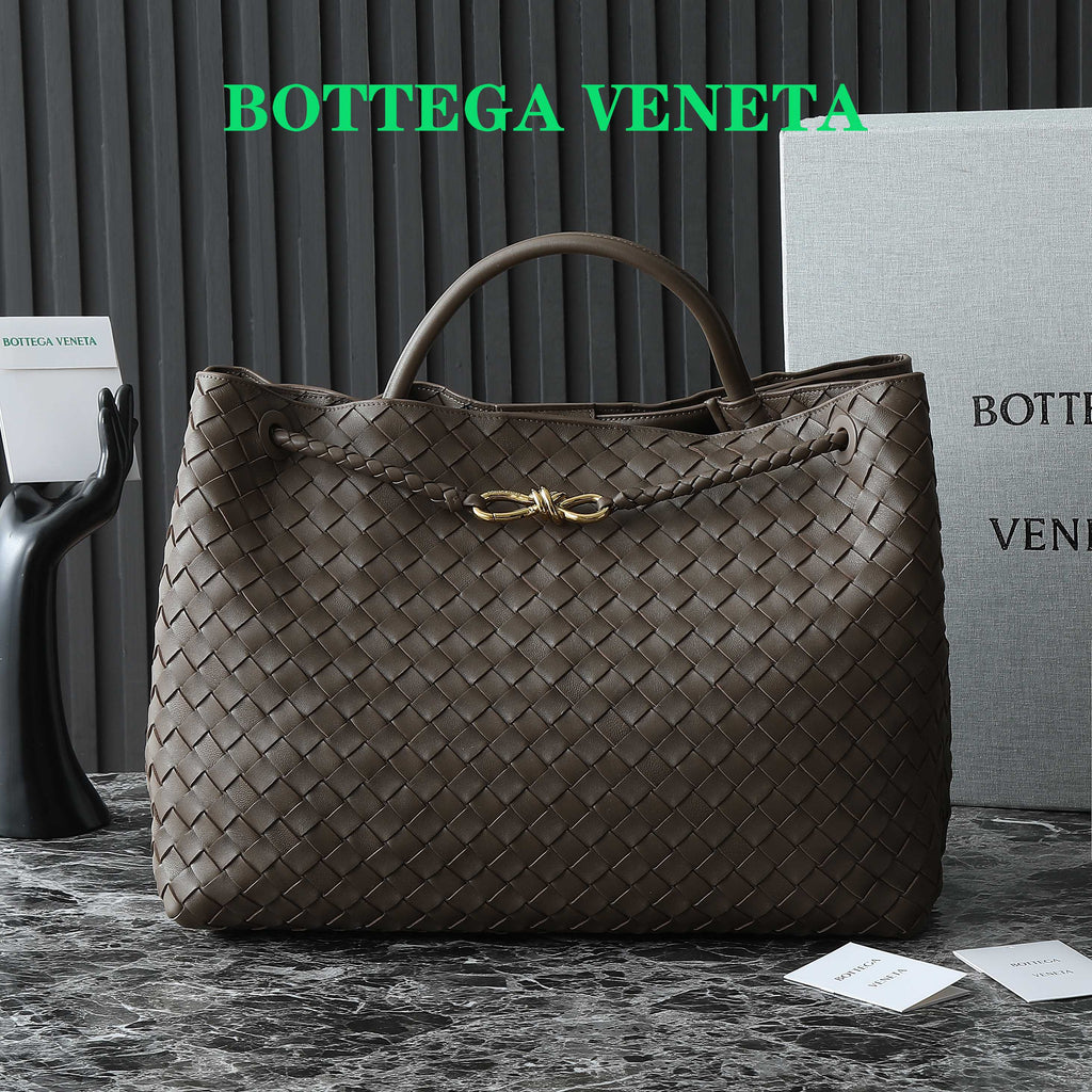 BOTTEGA VENETA 25S LARGE ANDIAMO 42 IN DUNKELBRAUNEM KALBSLEDER-GOLD-HARDWARE