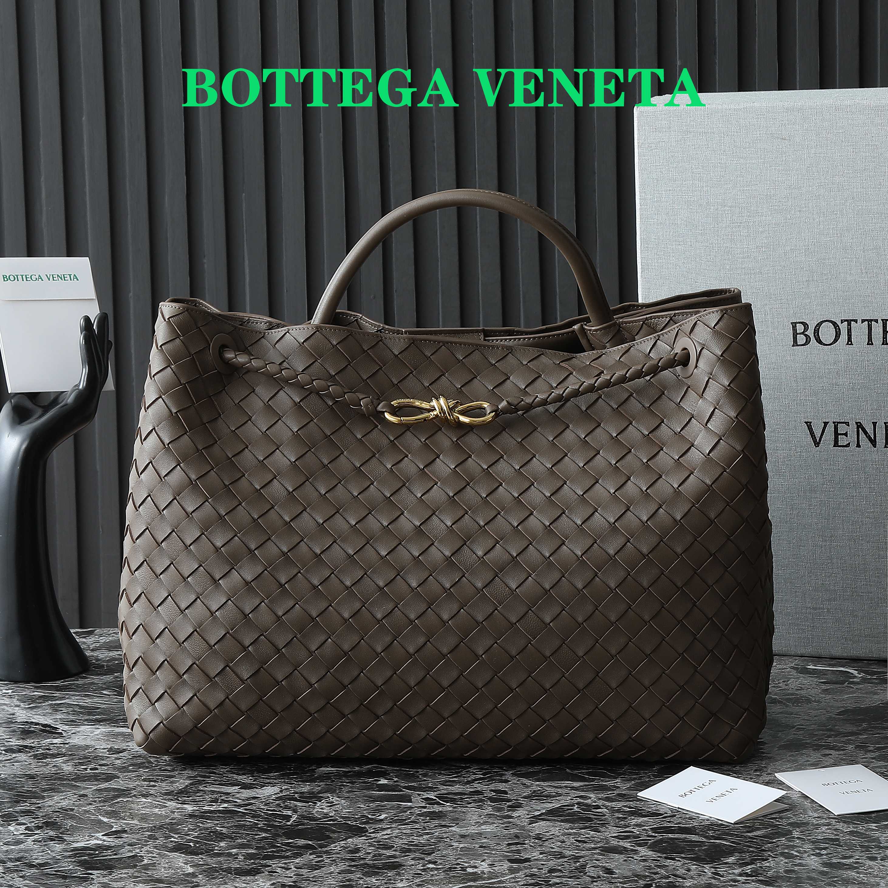 BOTTEGA VENETA 25S LARGE ANDIAMO 42 IN DUNKELBRAUNEM KALBSLEDER-GOLD-HARDWARE