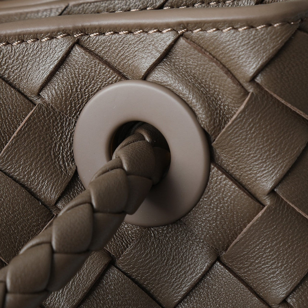 BOTTEGA VENETA 25S LARGE ANDIAMO 42 IN DUNKELBRAUNEM KALBSLEDER-GOLD-HARDWARE