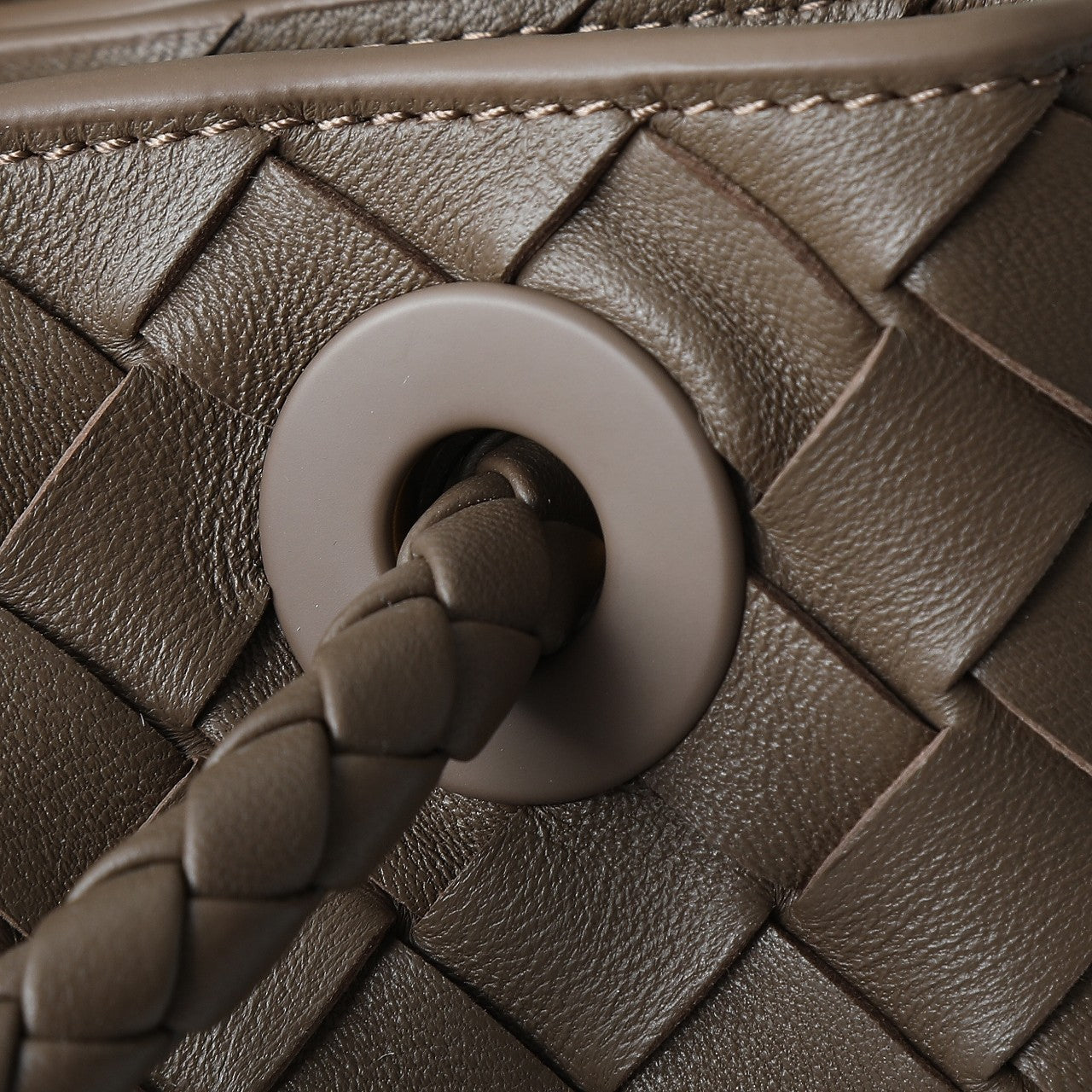 BOTTEGA VENETA 25S LARGE ANDIAMO 42 IN DUNKELBRAUNEM KALBSLEDER-GOLD-HARDWARE