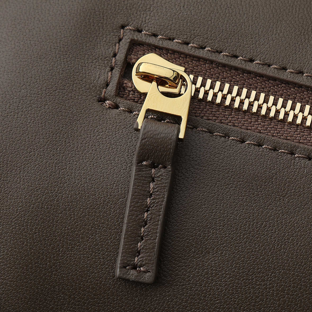 BOTTEGA VENETA 25S LARGE ANDIAMO 42 IN DUNKELBRAUNEM KALBSLEDER-GOLD-HARDWARE