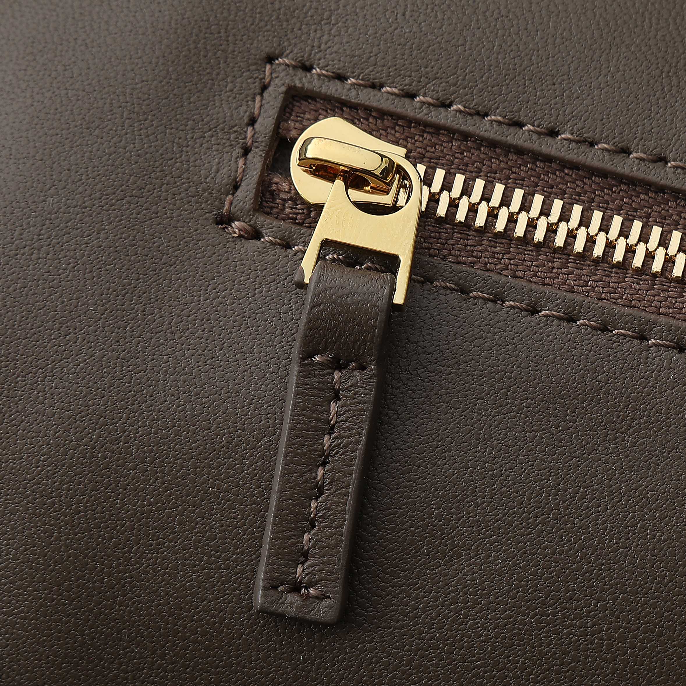 BOTTEGA VENETA 25S LARGE ANDIAMO 42 IN DUNKELBRAUNEM KALBSLEDER-GOLD-HARDWARE