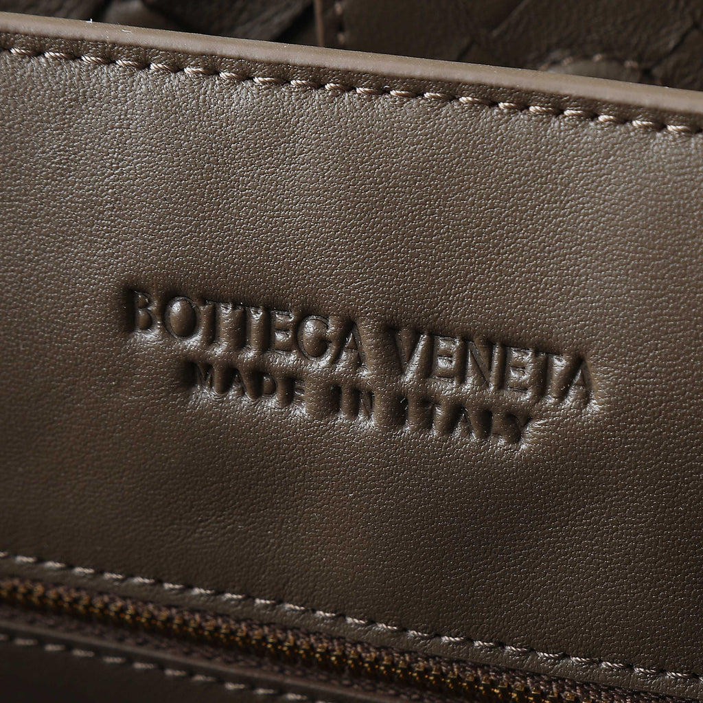 BOTTEGA VENETA 25S LARGE ANDIAMO 42 IN DUNKELBRAUNEM KALBSLEDER-GOLD-HARDWARE