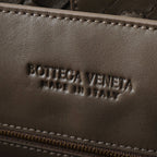 BOTTEGA VENETA 25S LARGE ANDIAMO 42 IN DUNKELBRAUNEM KALBSLEDER-GOLD-HARDWARE