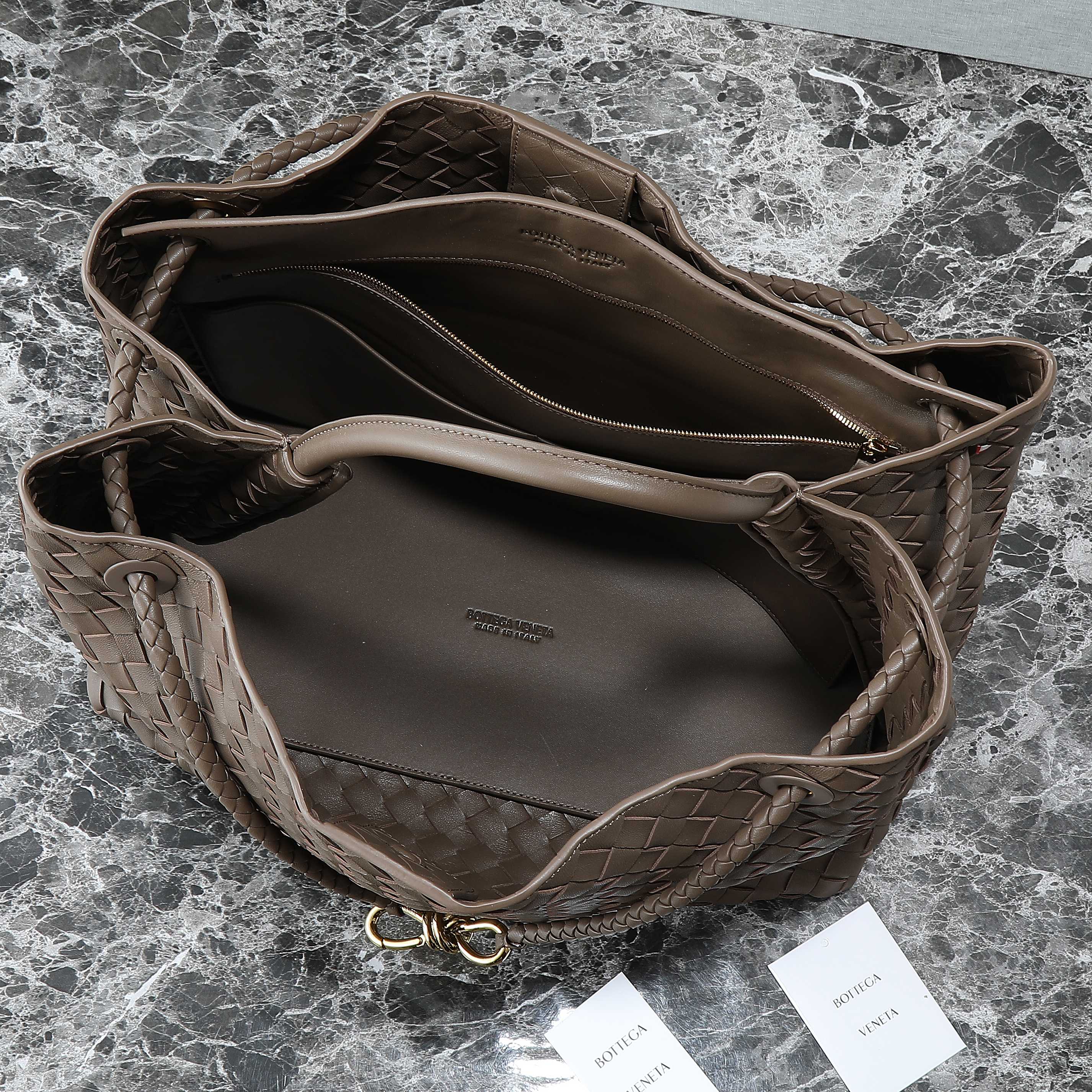 BOTTEGA VENETA 25S LARGE ANDIAMO 42 IN DUNKELBRAUNEM KALBSLEDER-GOLD-HARDWARE