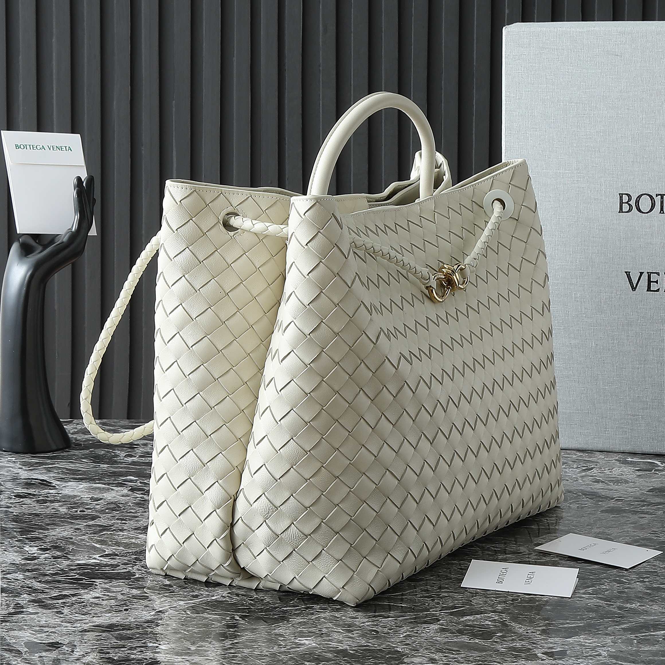 BOTTEGA VENETA 25S GROSSER ANDIAMO 42 AUS ELFENBEINfarbenem KALBSLEDER MIT GOLD-HARDWARE