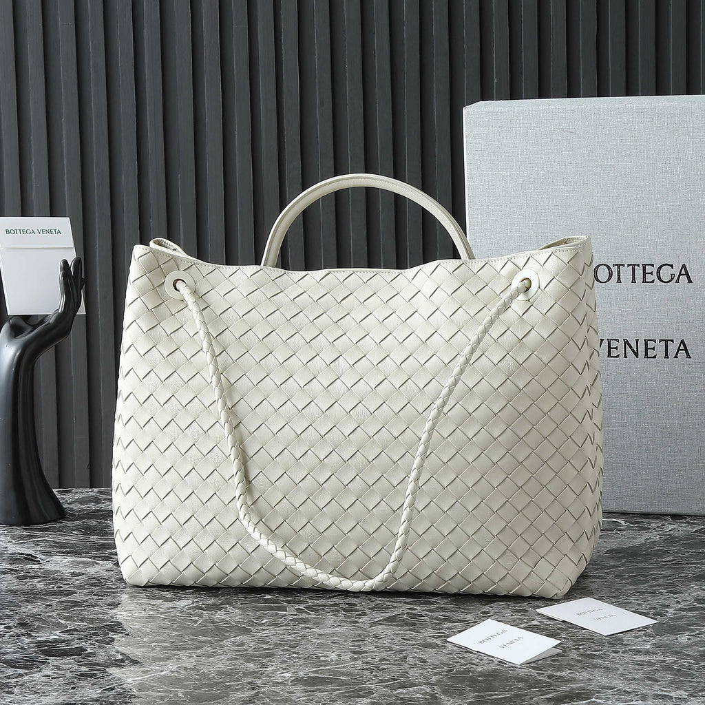 BOTTEGA VENETA 25S GROSSER ANDIAMO 42 AUS ELFENBEINfarbenem KALBSLEDER MIT GOLD-HARDWARE
