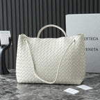 BOTTEGA VENETA 25S GROSSER ANDIAMO 42 AUS ELFENBEINfarbenem KALBSLEDER MIT GOLD-HARDWARE