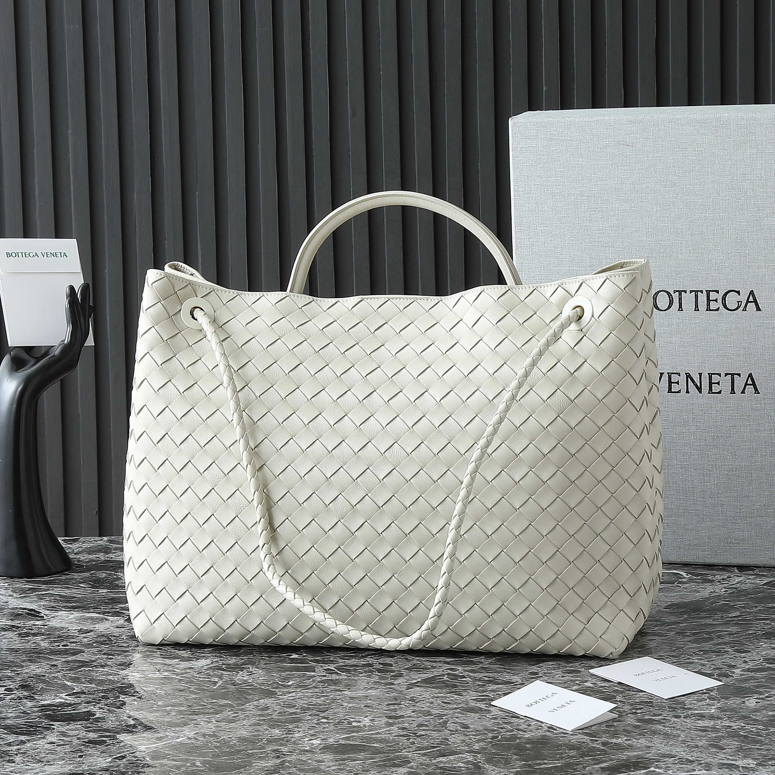 BOTTEGA VENETA 25S GROSSER ANDIAMO 42 AUS ELFENBEINfarbenem KALBSLEDER MIT GOLD-HARDWARE