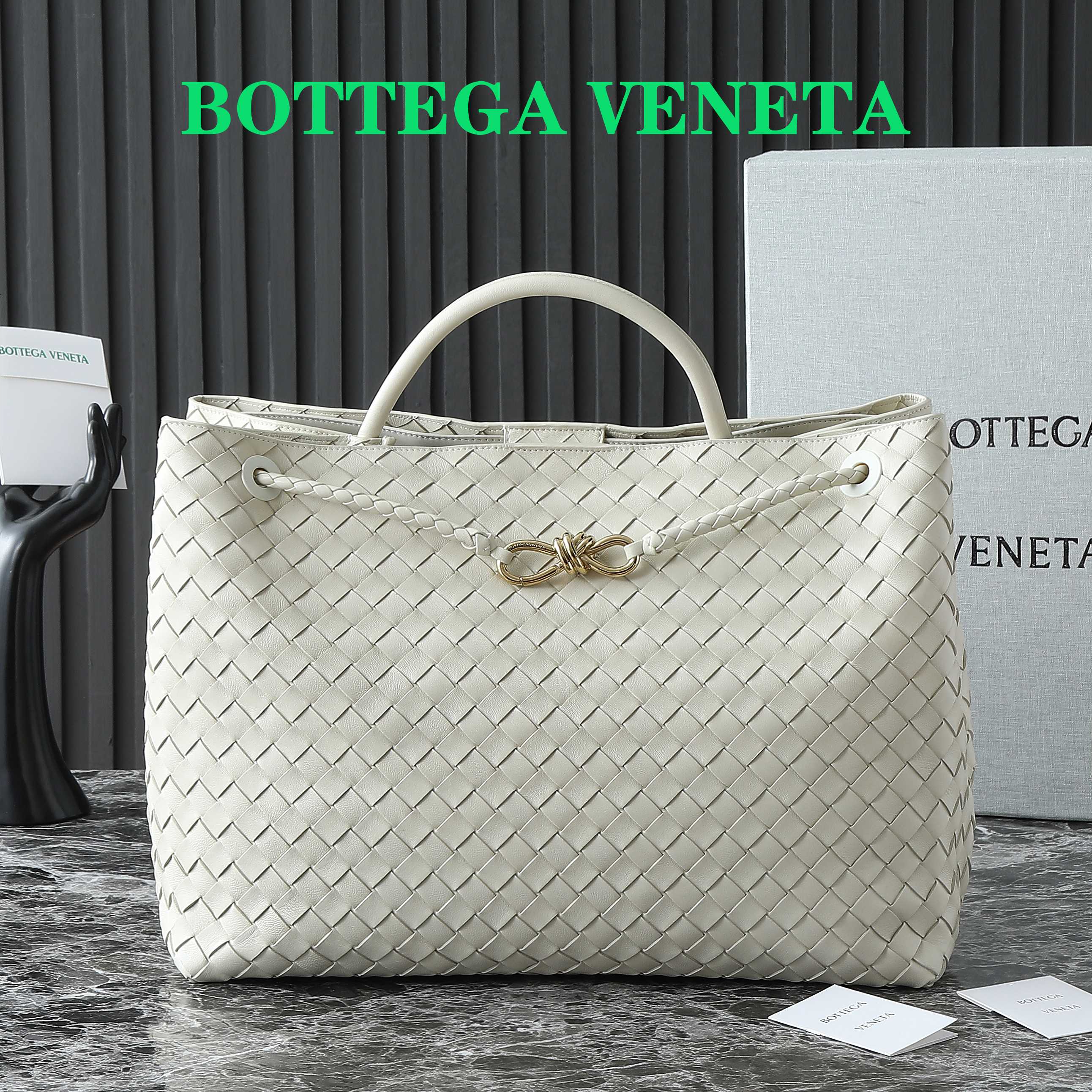 BOTTEGA VENETA 25S GROSSER ANDIAMO 42 AUS ELFENBEINfarbenem KALBSLEDER MIT GOLD-HARDWARE