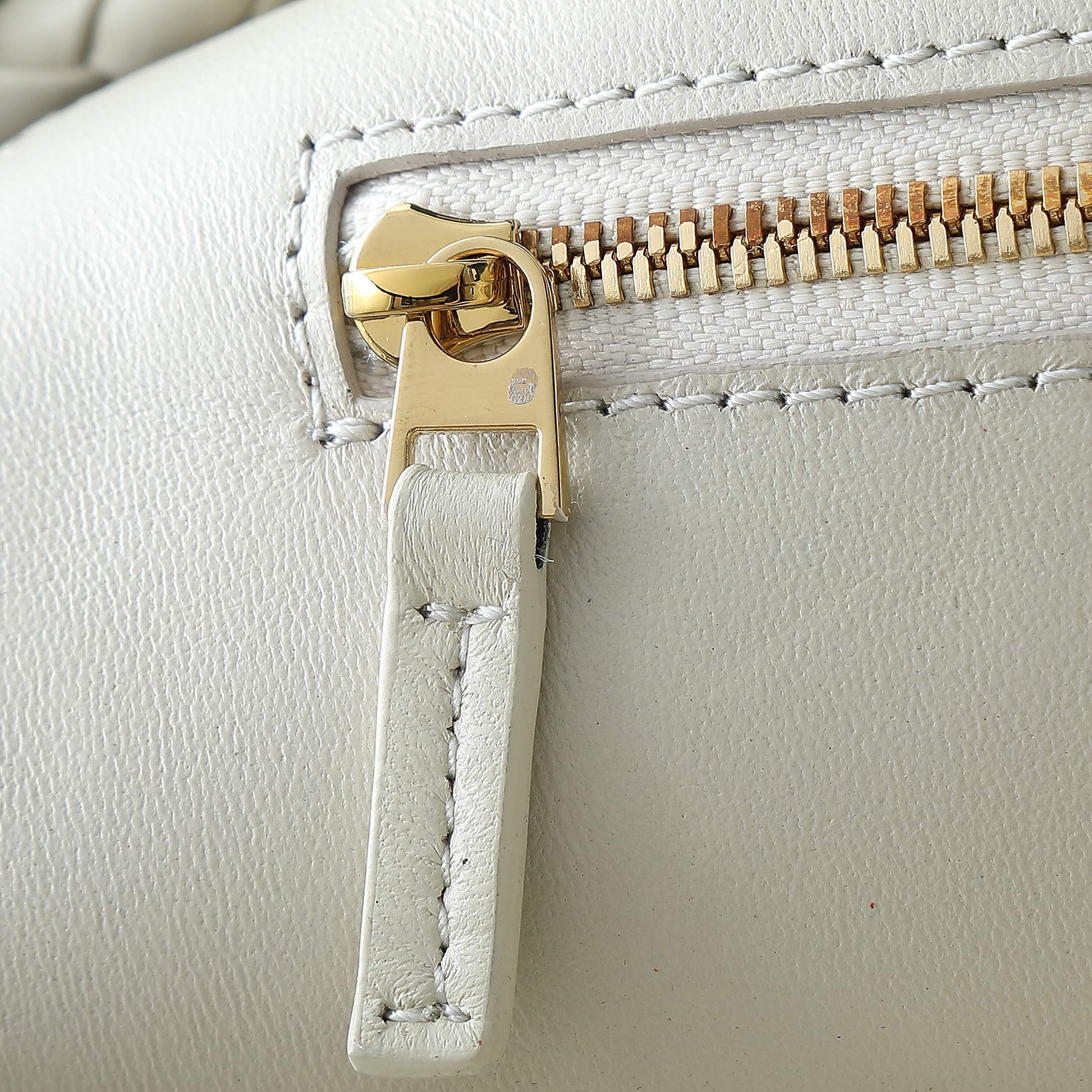 BOTTEGA VENETA 25S GROSSER ANDIAMO 42 AUS ELFENBEINfarbenem KALBSLEDER MIT GOLD-HARDWARE