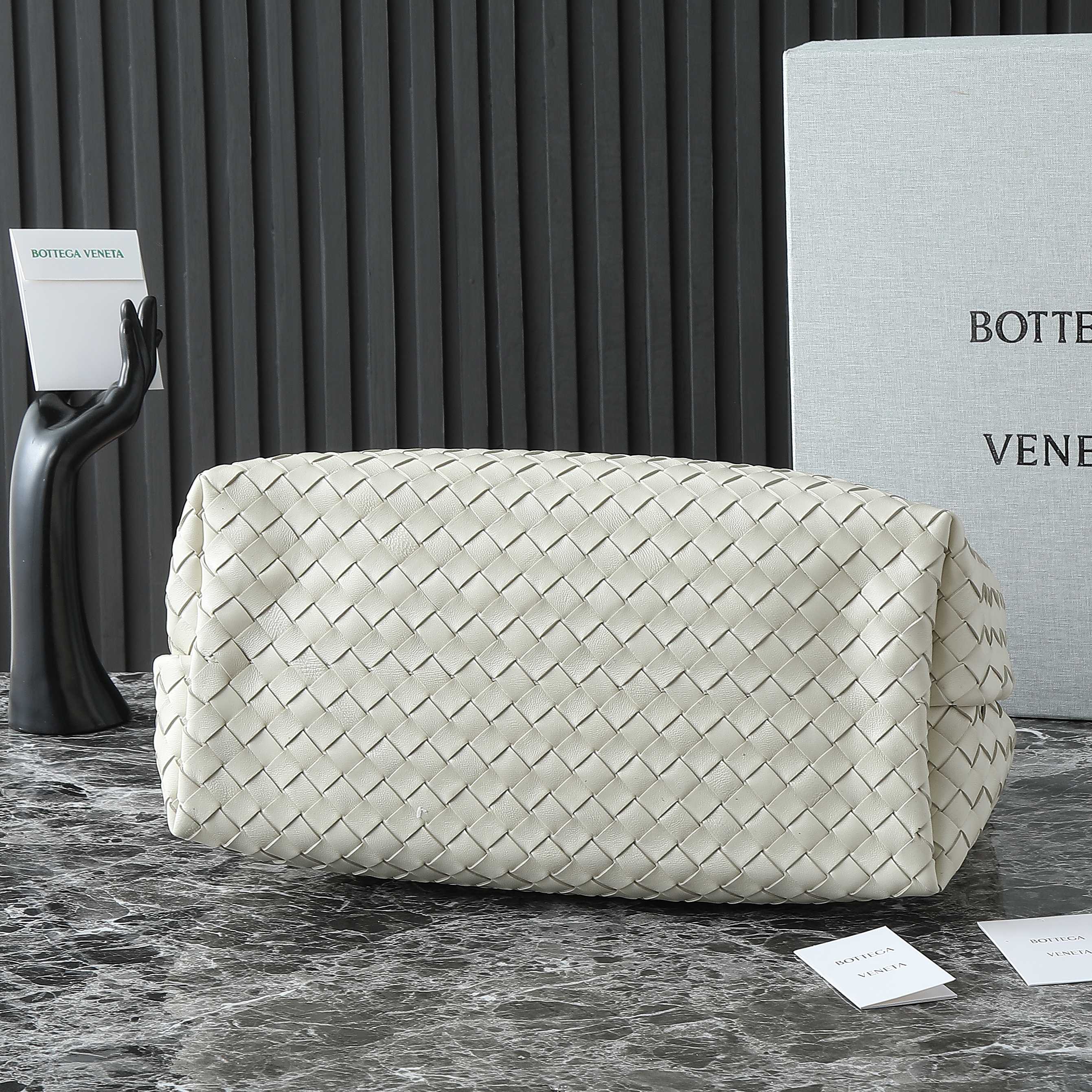 BOTTEGA VENETA 25S GROSSER ANDIAMO 42 AUS ELFENBEINfarbenem KALBSLEDER MIT GOLD-HARDWARE