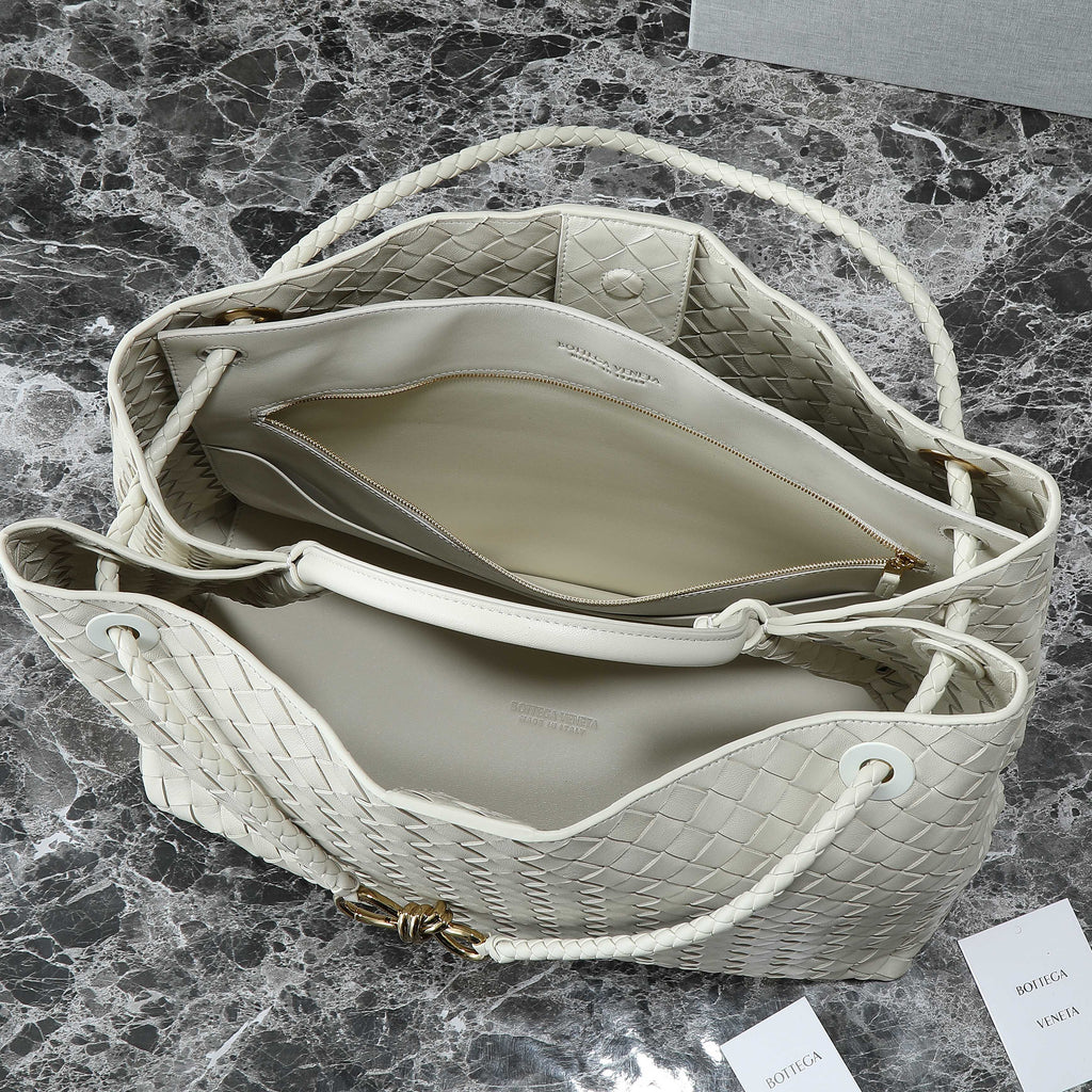 BOTTEGA VENETA 25S GROSSER ANDIAMO 42 AUS ELFENBEINfarbenem KALBSLEDER MIT GOLD-HARDWARE