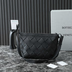 BOTTEGA VENETA 25S DIAGO HOBO 39 IN SCHWARZEM KALBSLEDER