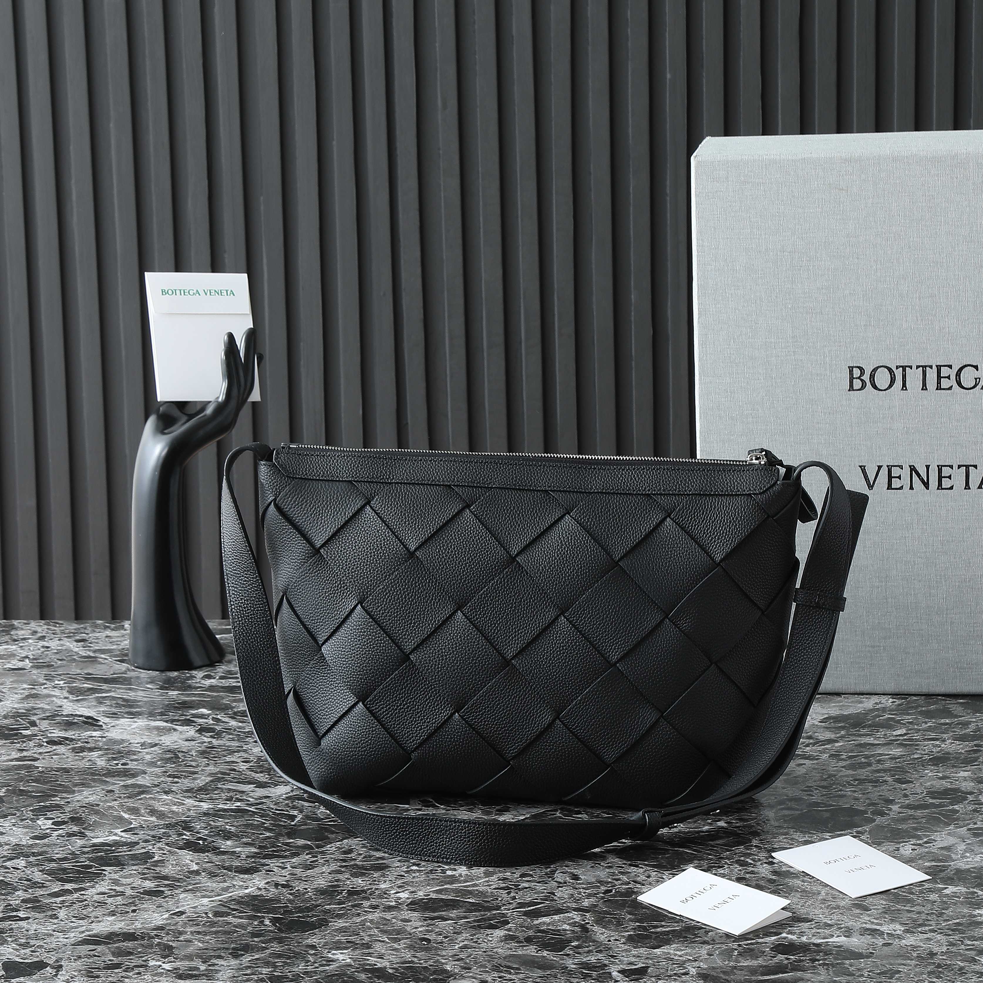 BOTTEGA VENETA 25S DIAGO HOBO 39 IN SCHWARZEM KALBSLEDER