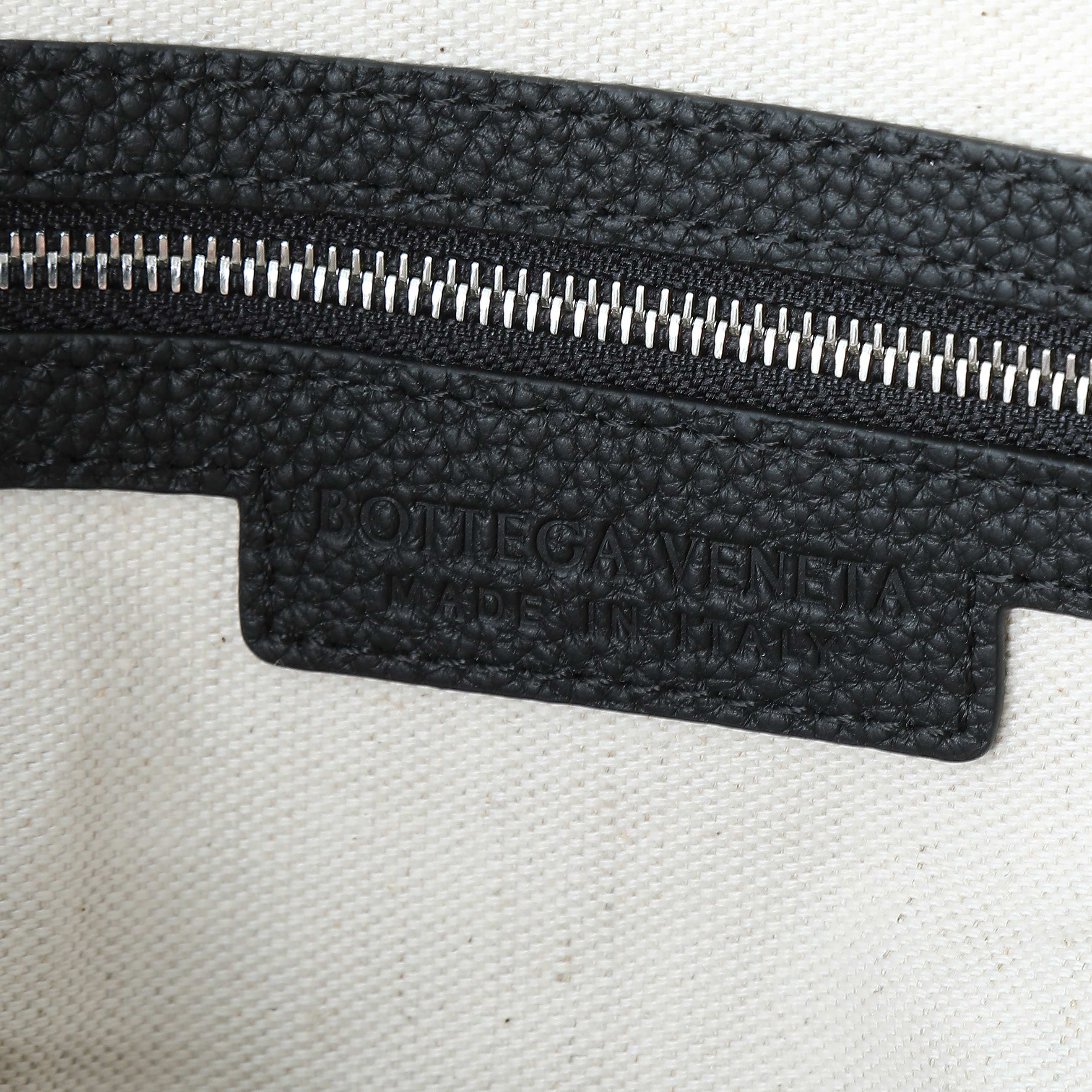 BOTTEGA VENETA 25S DIAGO HOBO 39 IN SCHWARZEM KALBSLEDER